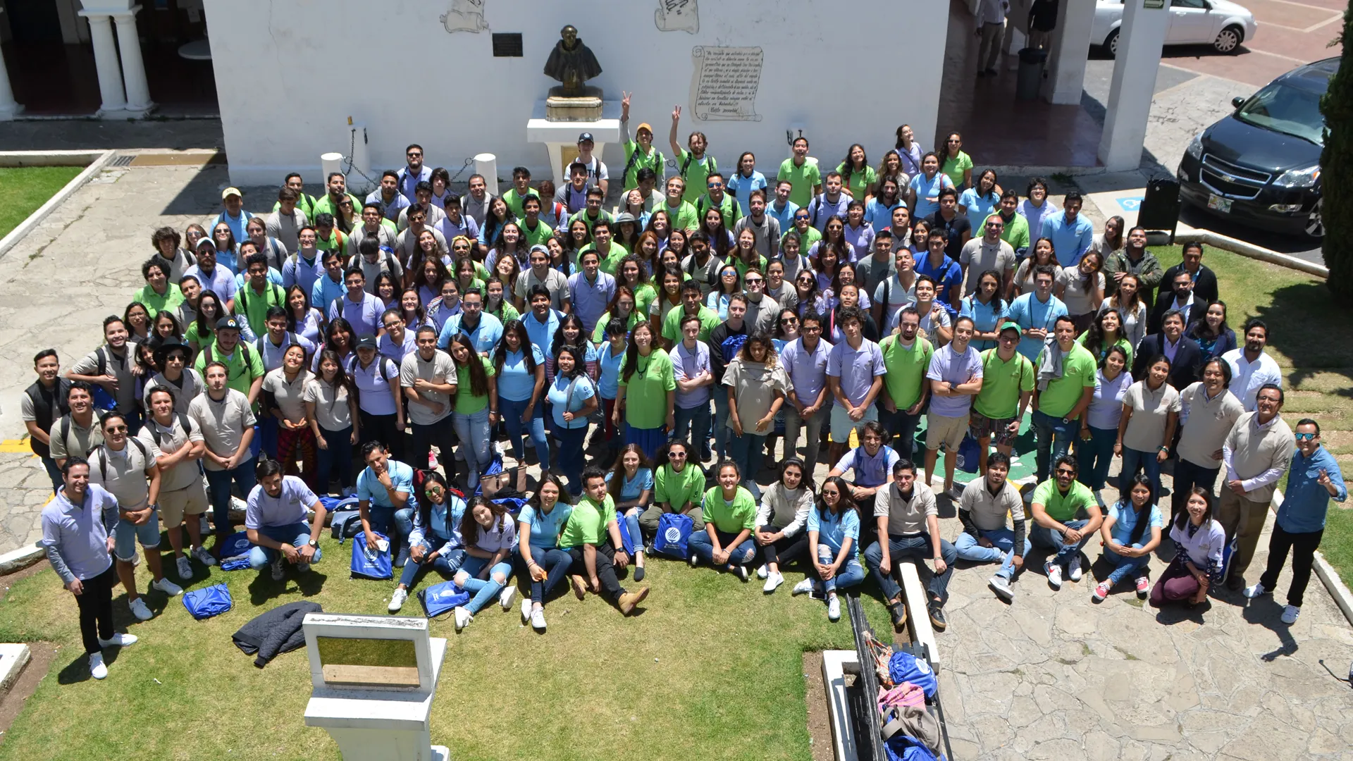 Los alumnos en la foto grupal de la Bienvenida