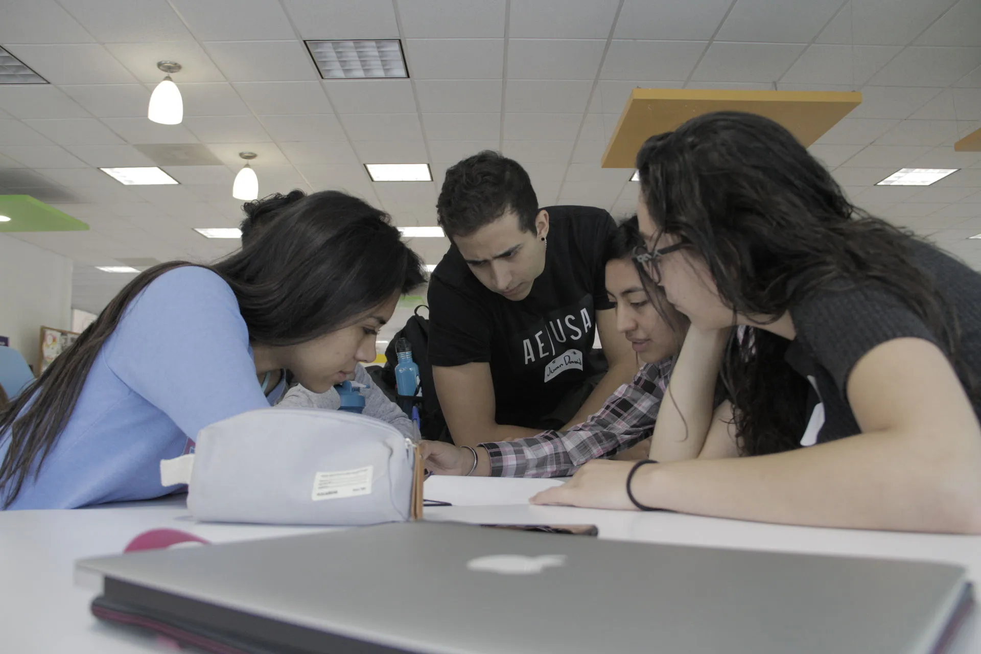 Estudiantes participando en el Rally APA