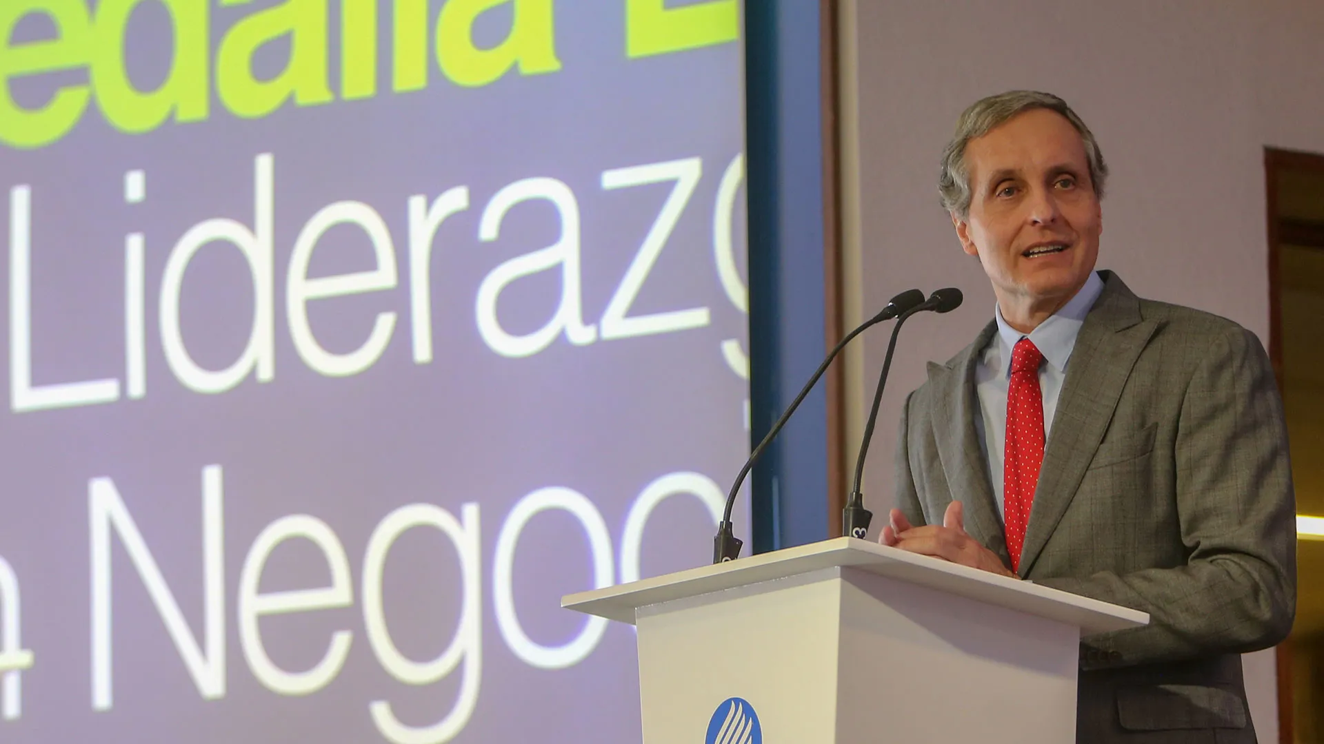 Daniel Servitje, recibiendo la Medalla EGADE al Liderazgo Global 2018