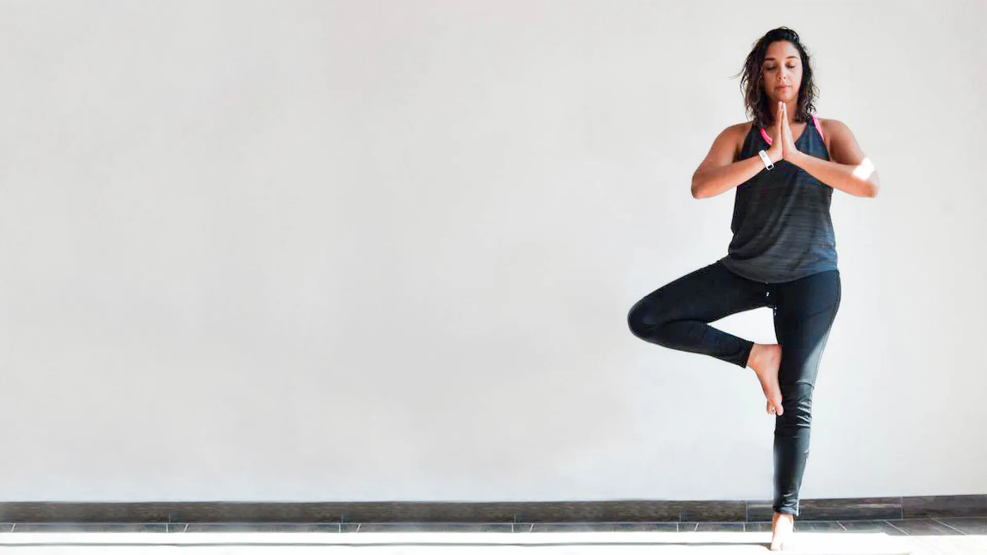 Mujer practicando yoga