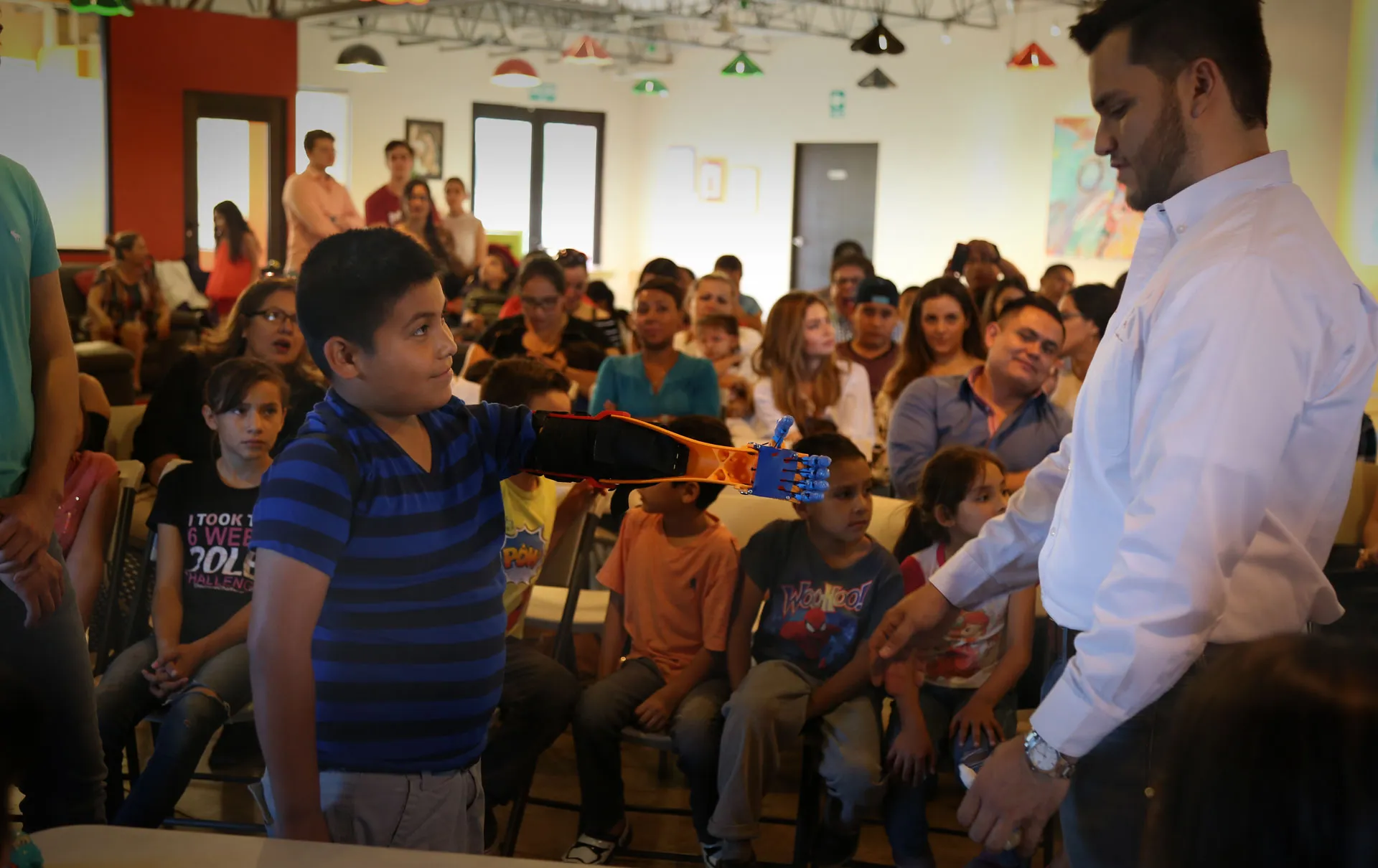 niño recibiendo su prótesis