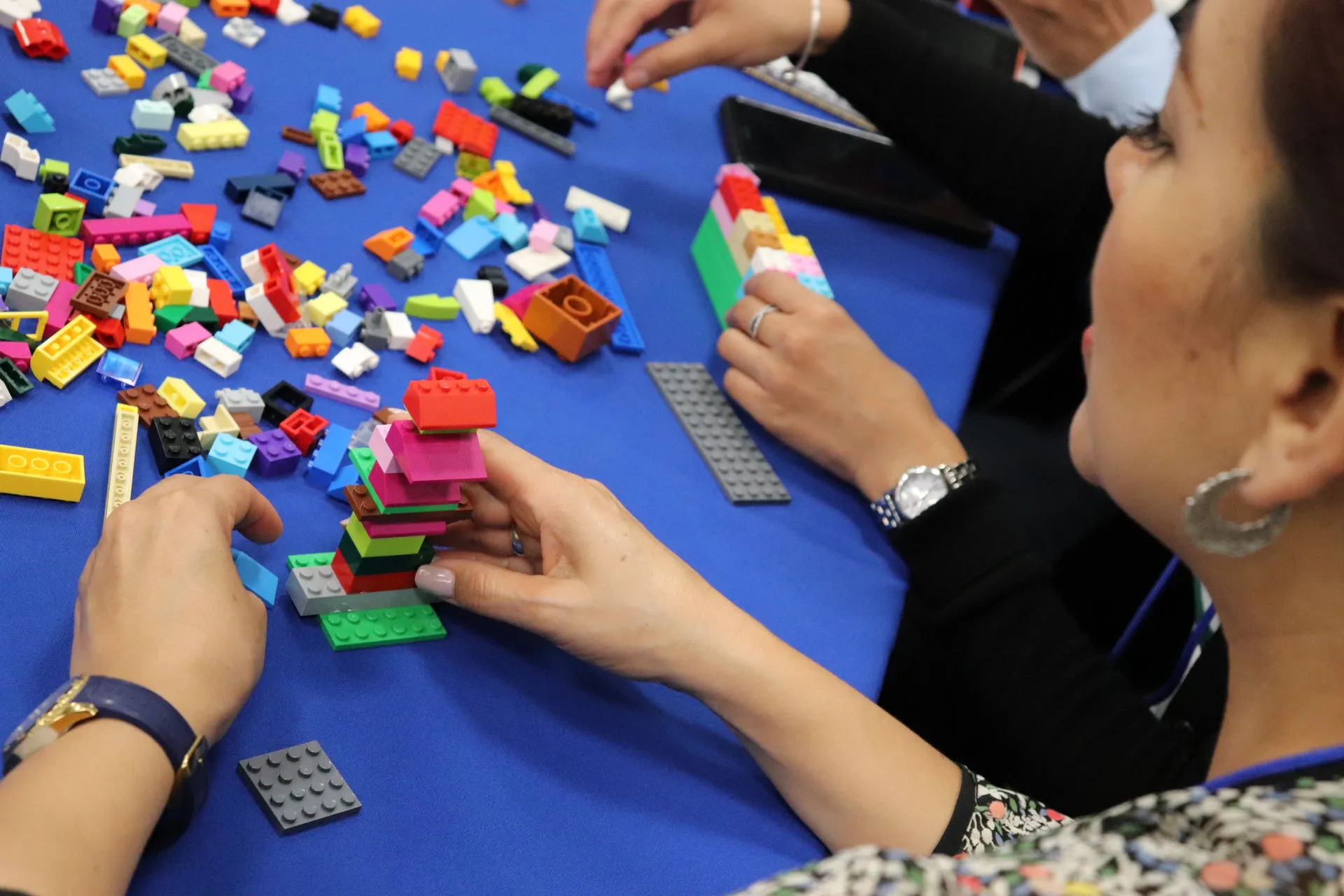 Profesores en clase de creatividad