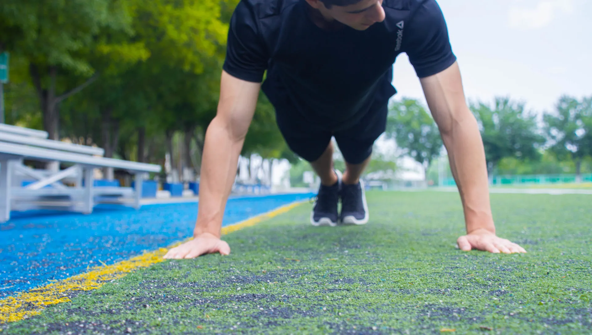 Joven haciendo ejercicio en un campo de futbol