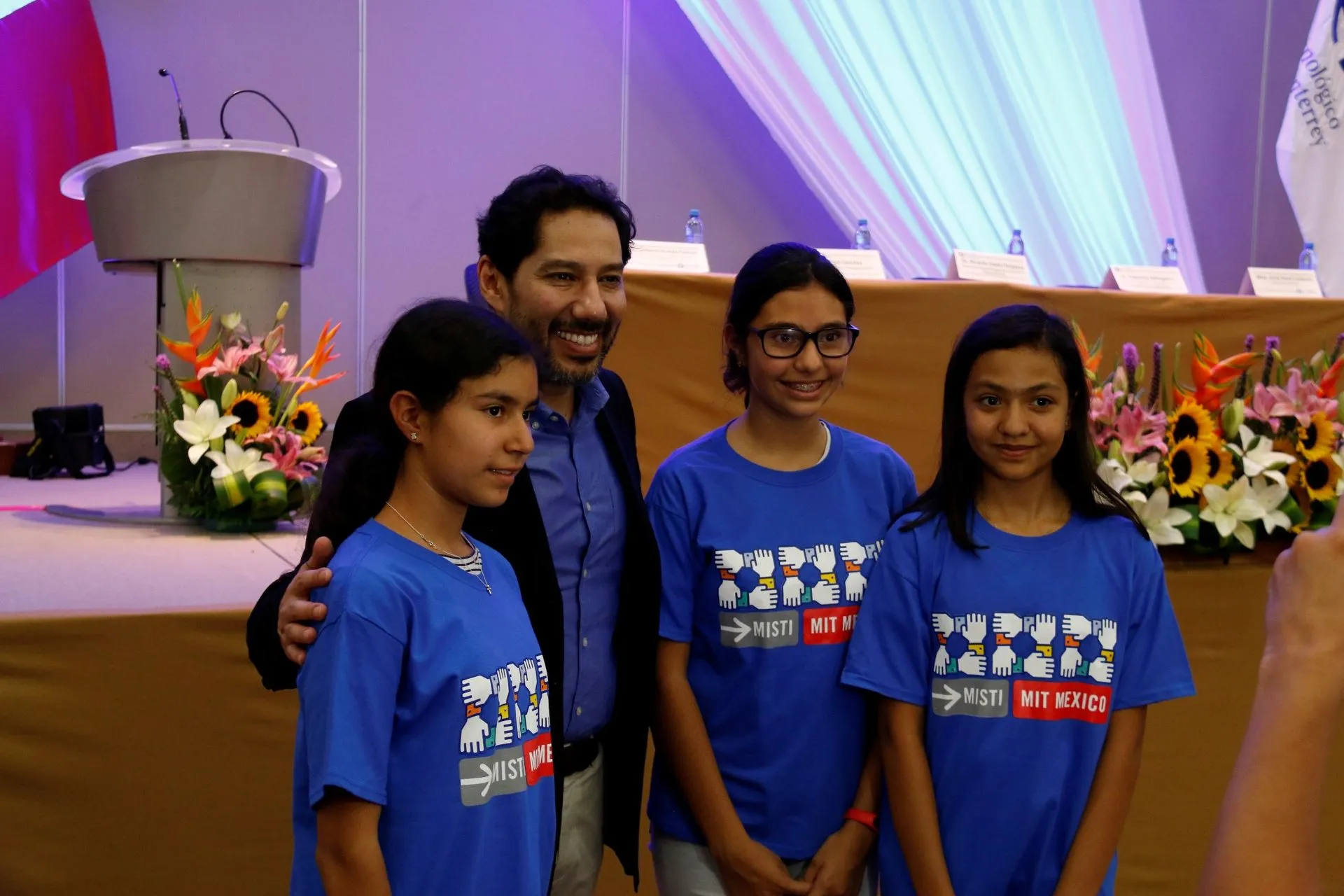 Dr Abel Sánchez en clausura de campamento de verano "Patrones Hermosos"