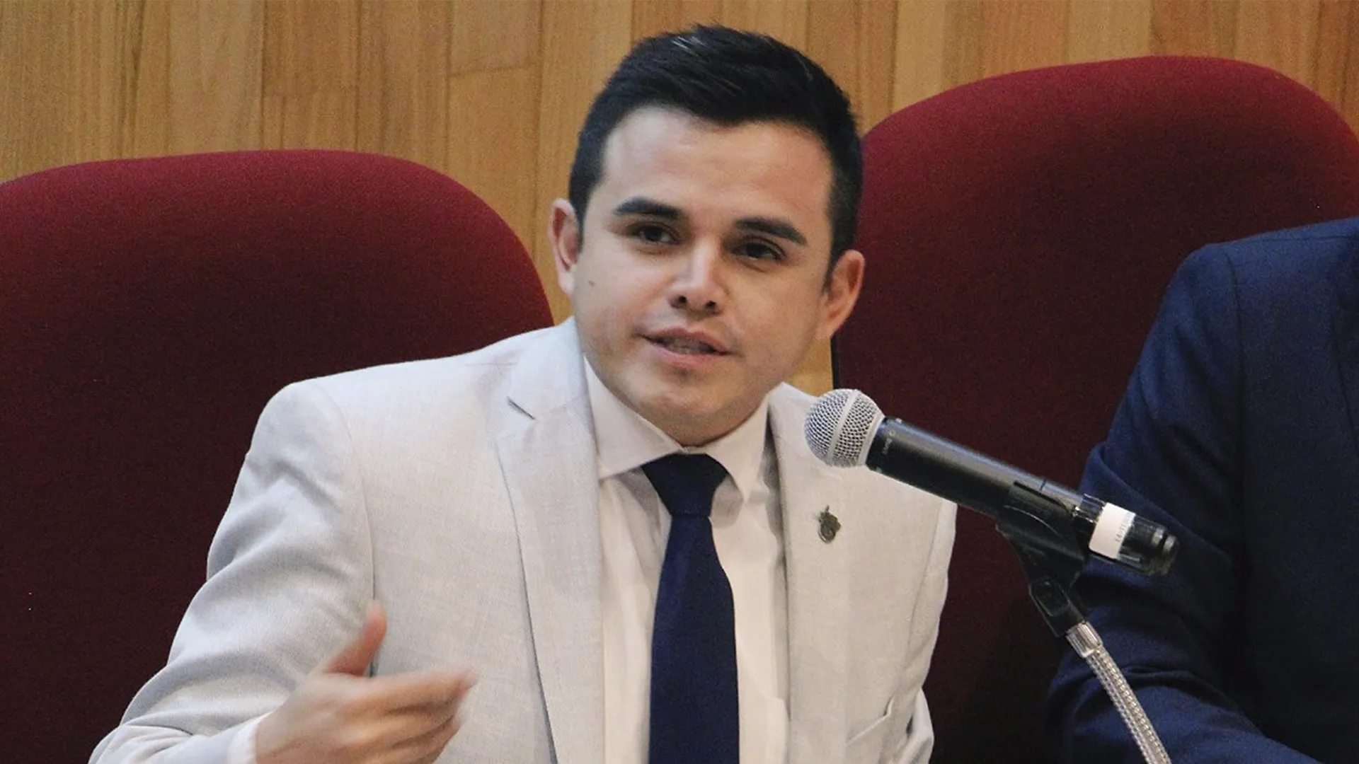 Hombre hablando frente a micrófono