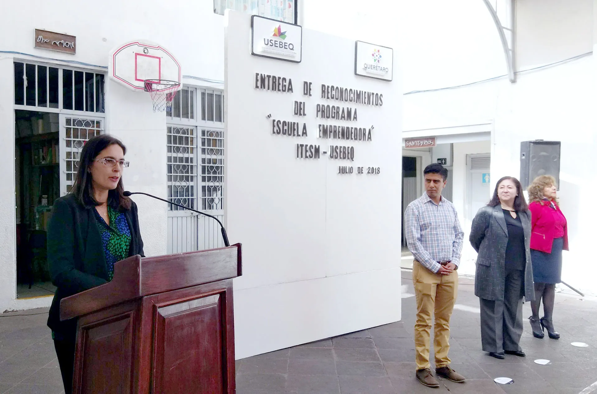 Dra. Bueckmann en la entrega de reconocimiento a profesores