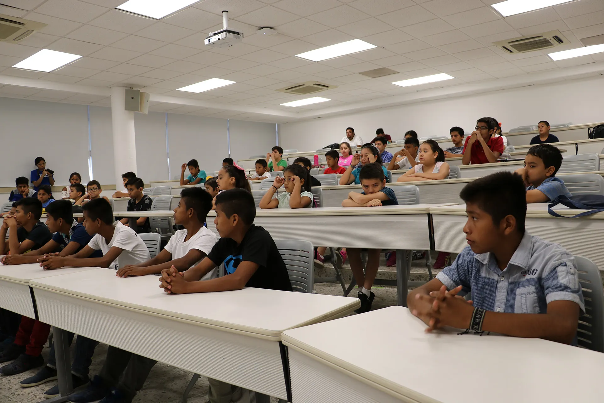 Niños triquis en campamento de verano en el Tec
