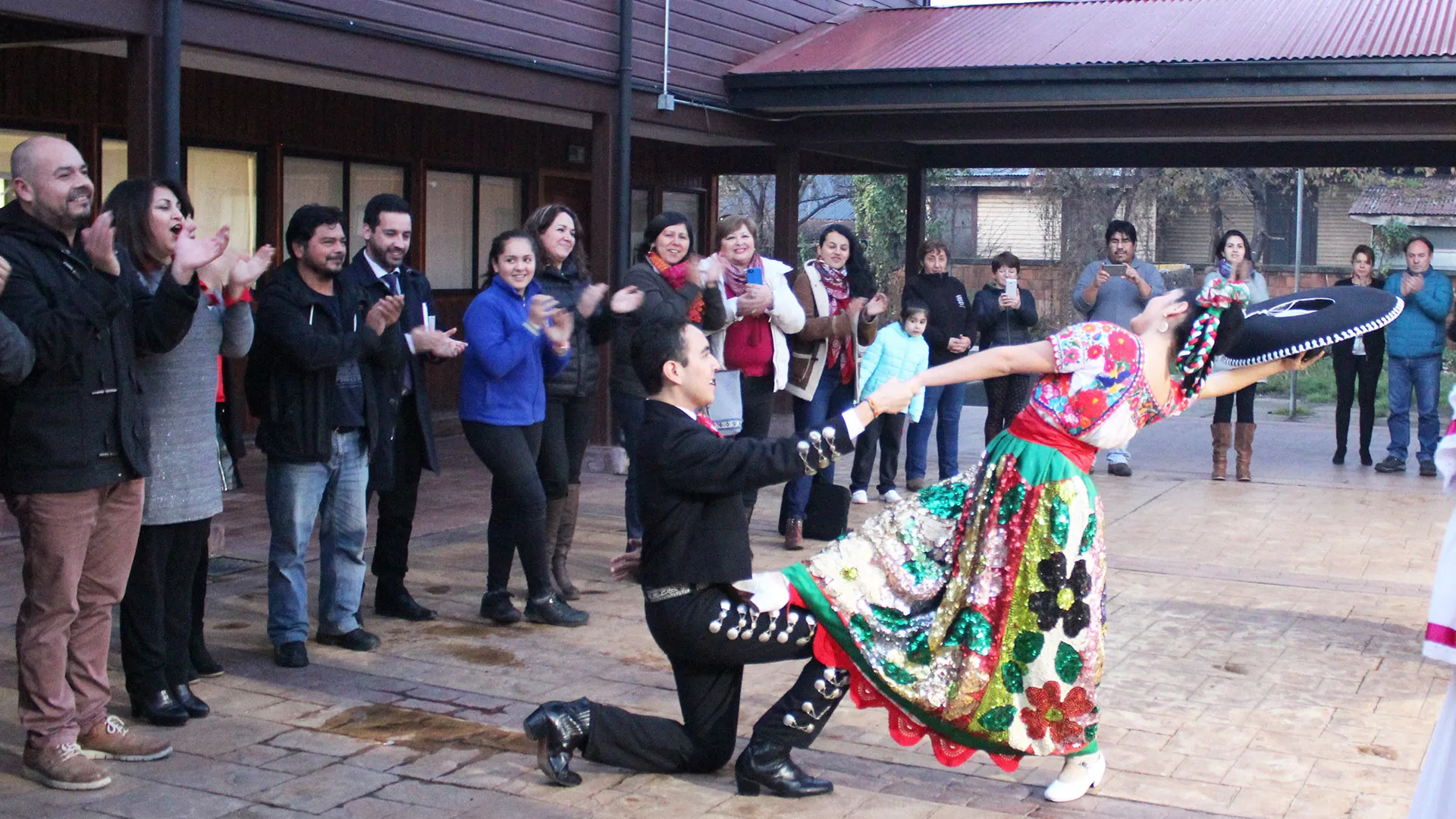 El grupo de PrepaTec Alegría Mexicana en su gira por Chile