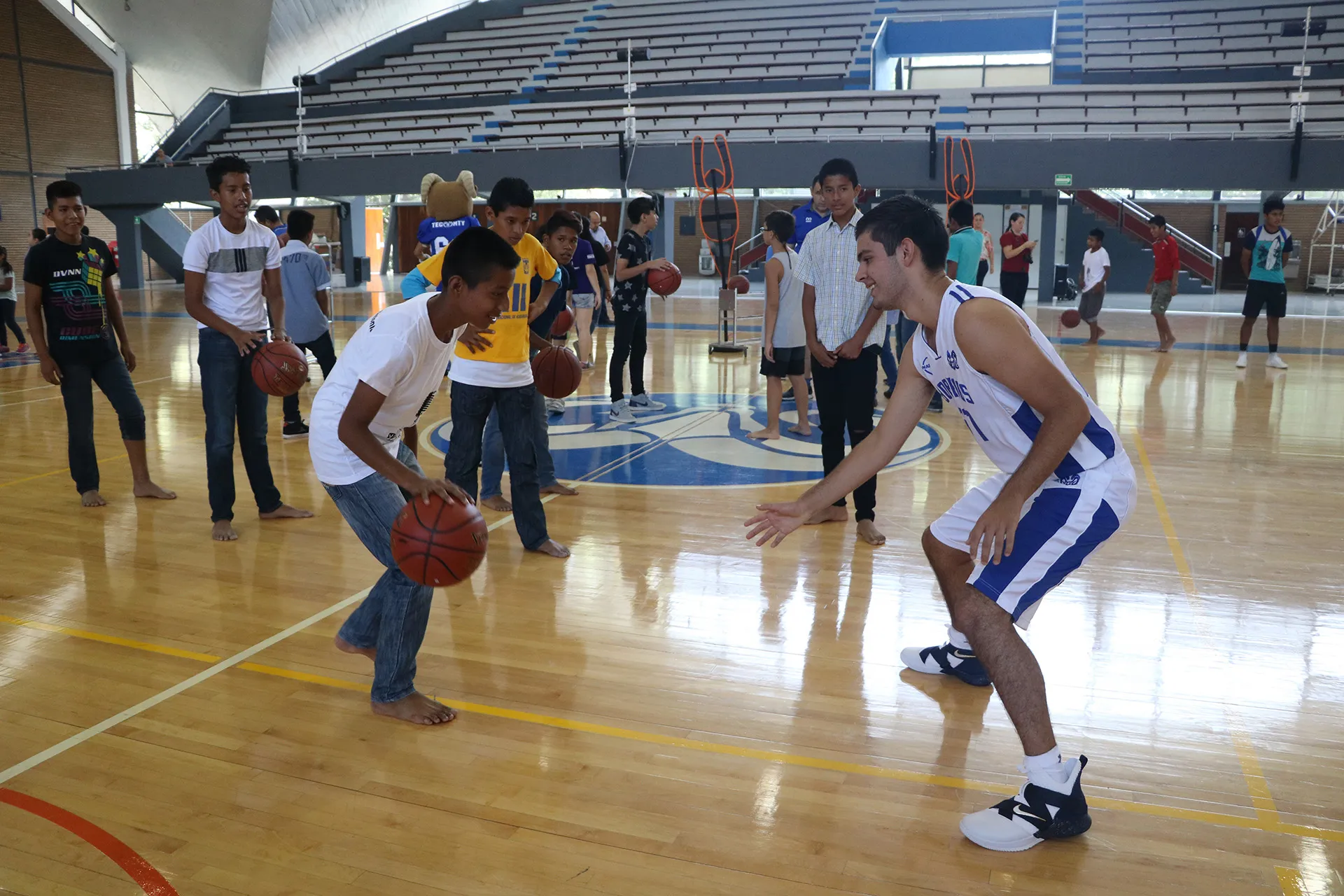 Niños triquis y Borregos de basquet