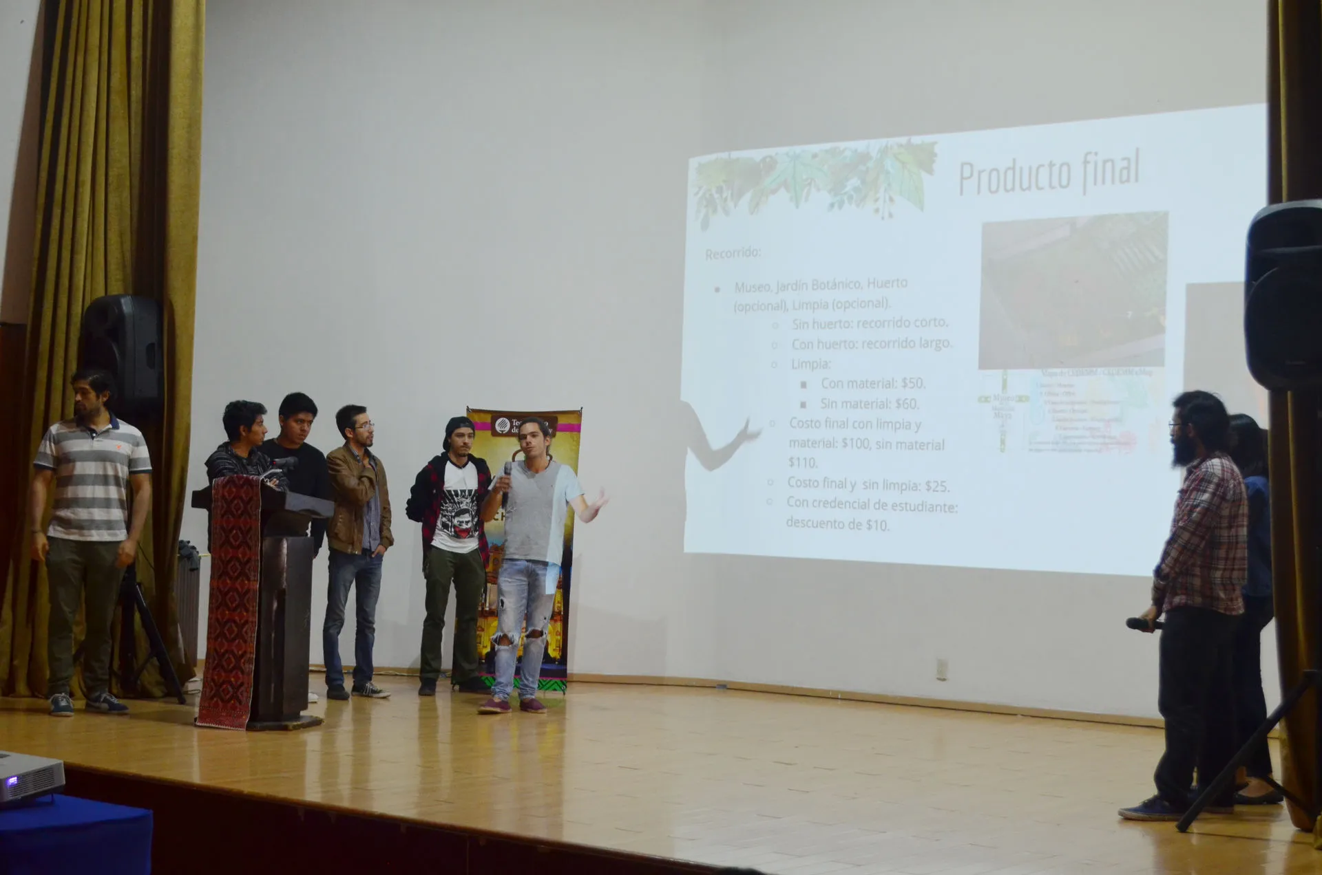 Alumnos exponiendo en la presentación final