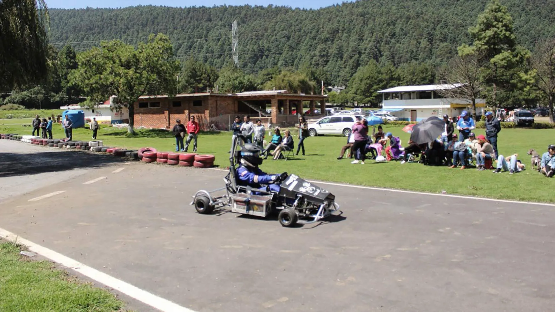 Ganan alumnos de Querétaro podio en carrera de autos eléctricos