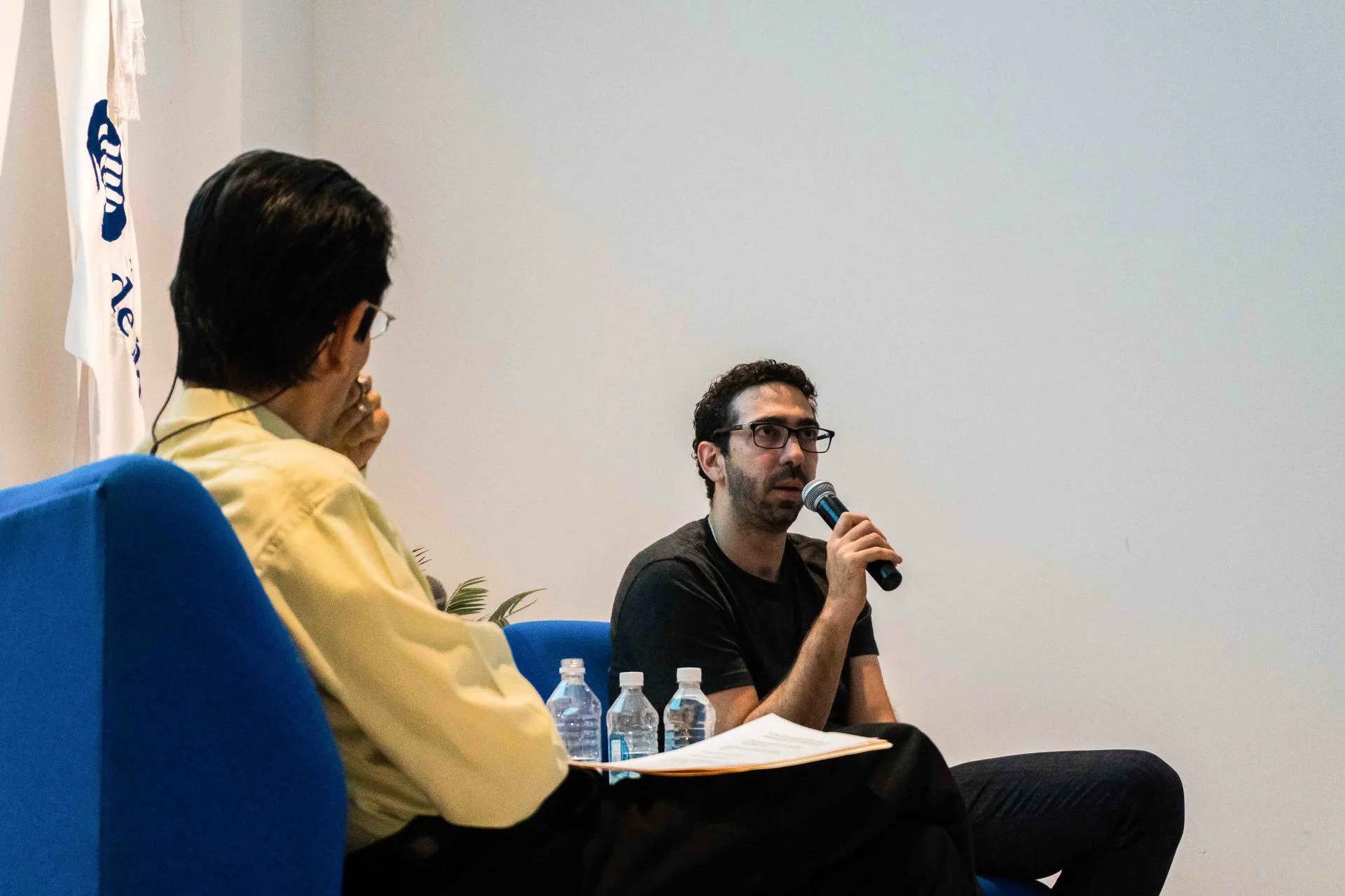 Mauro Mueller conversando con Ernesto Diezmartinez