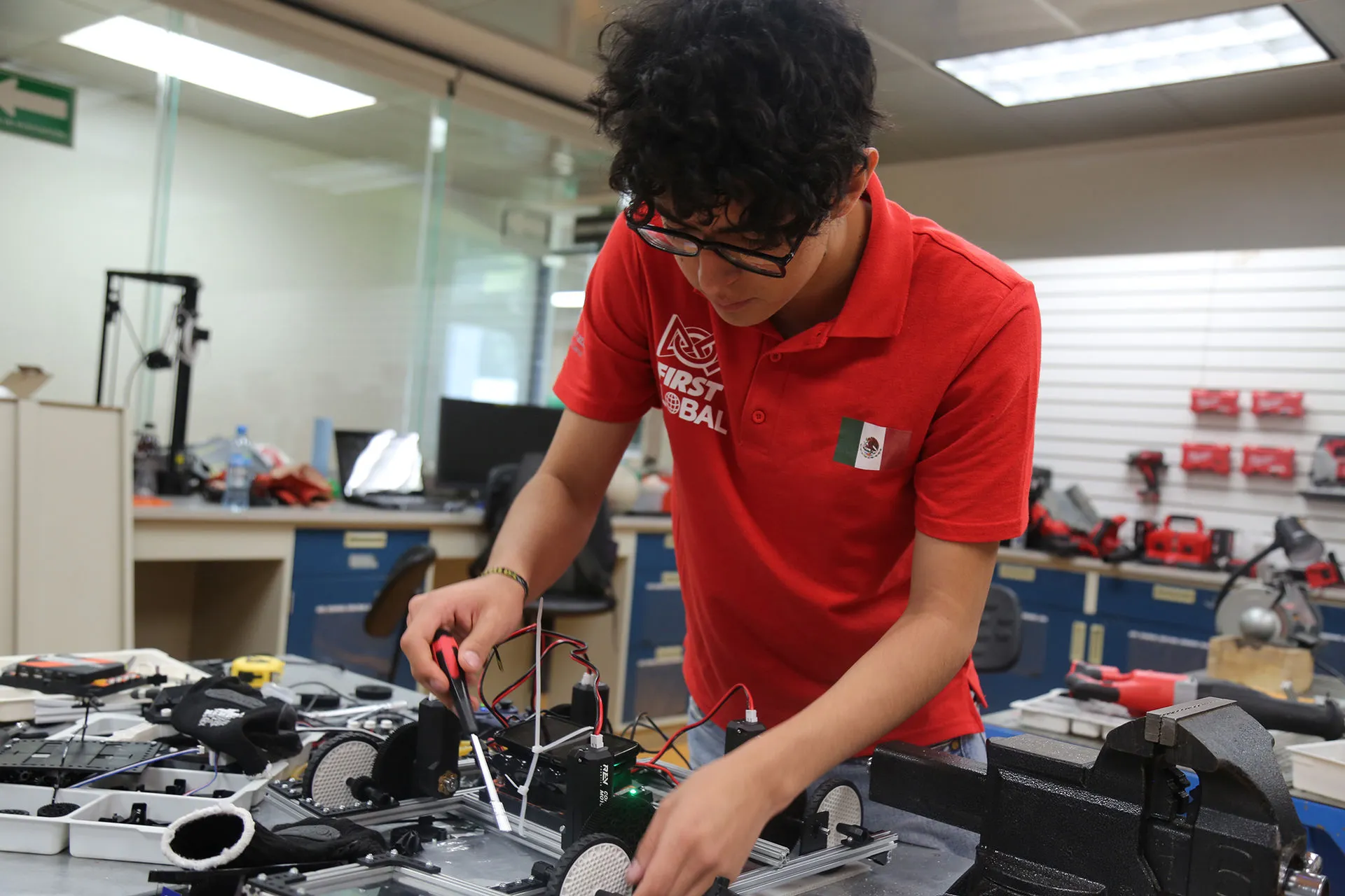 Santiago García, trabajando en el robot