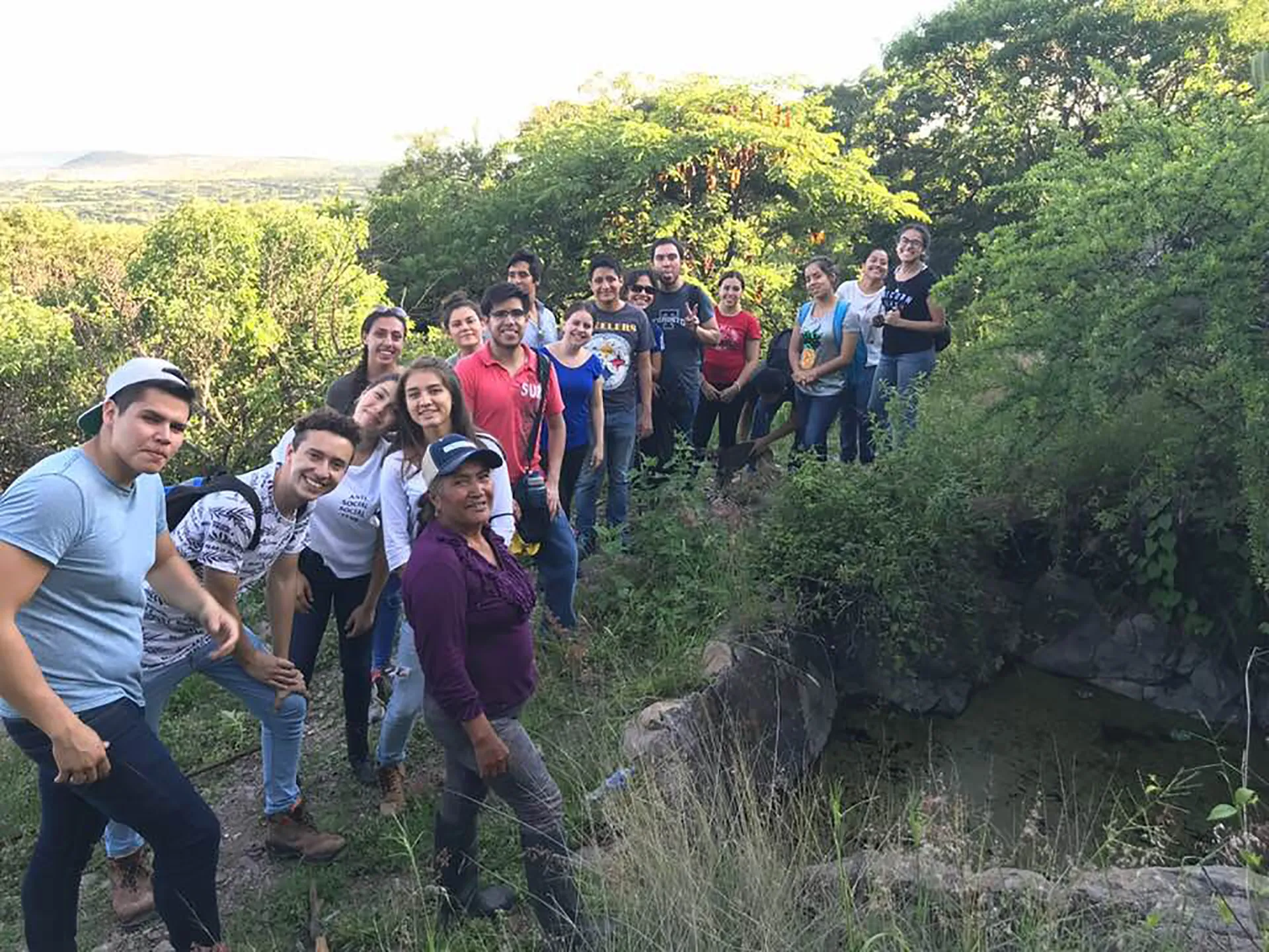 Alumnos de IBT en su visita a Santa Rosa Jauregui 