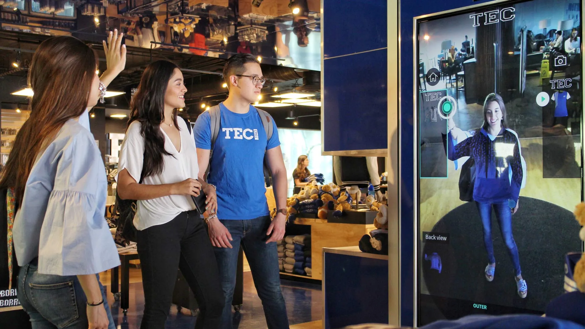 Revoluciona espejo virtual experiencia en Tec Store