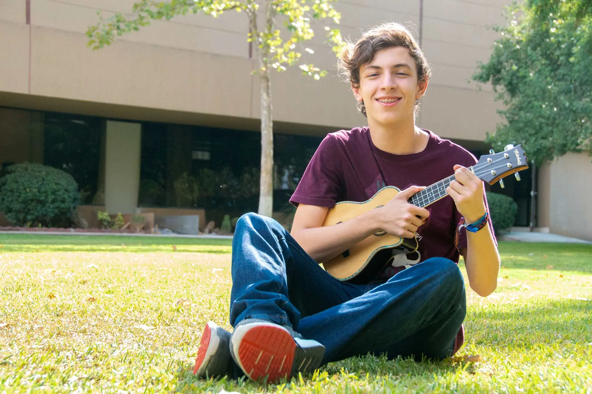 Juan Pablo tocando el ukelele.