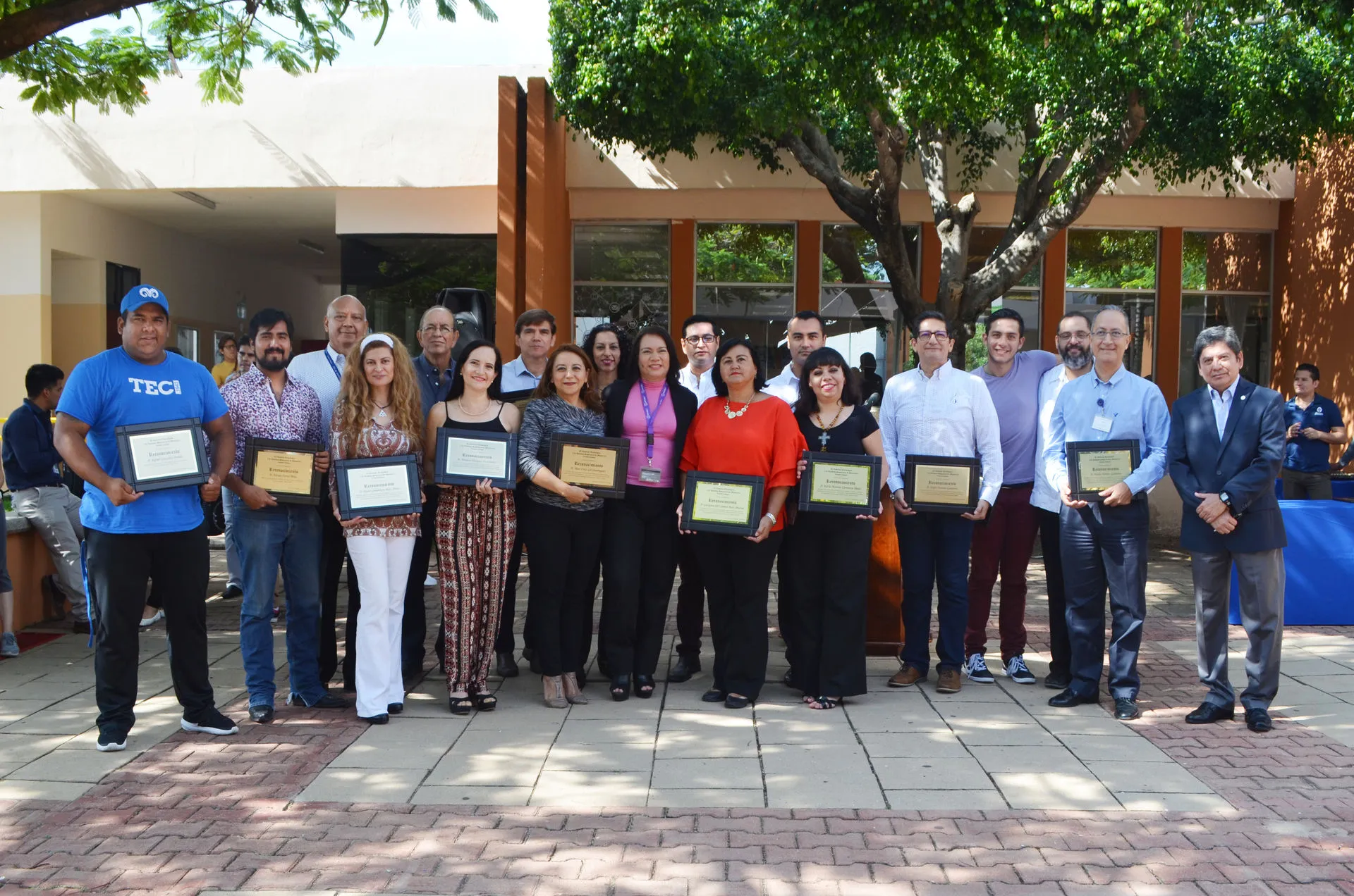 Foto grupal de todos los maestros reconocidos