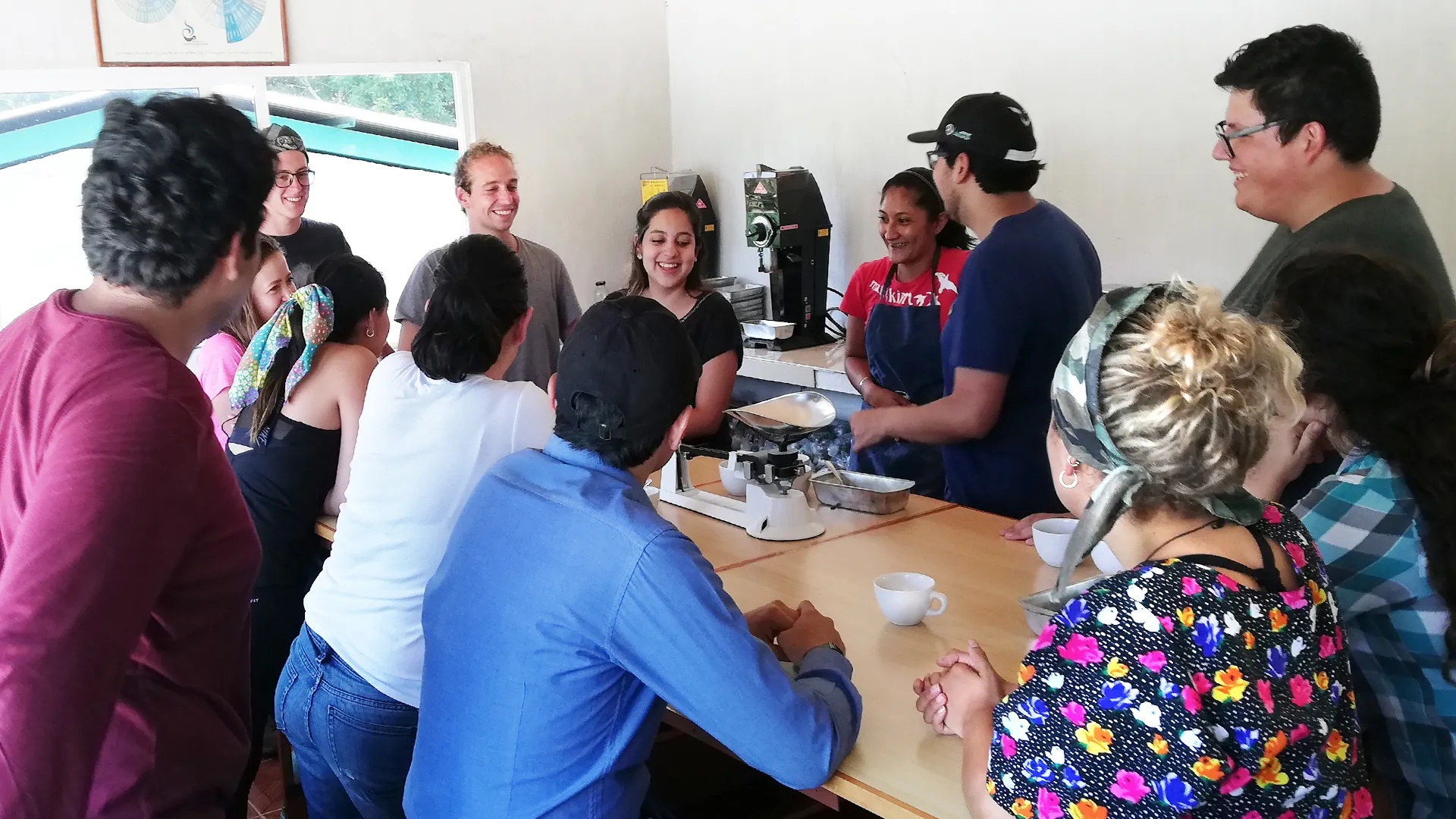 Alumnos en catación de Café