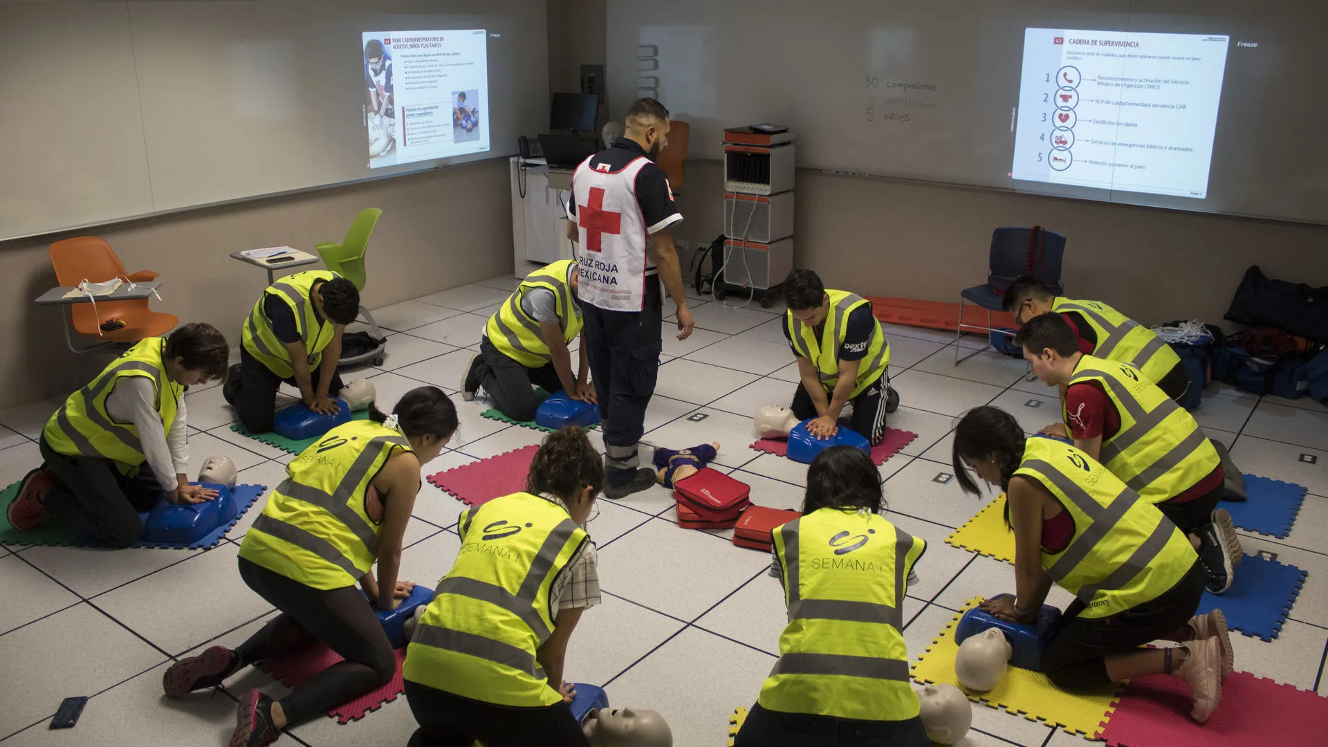 Alumnos practican RCP liderados por la Cruz Roja