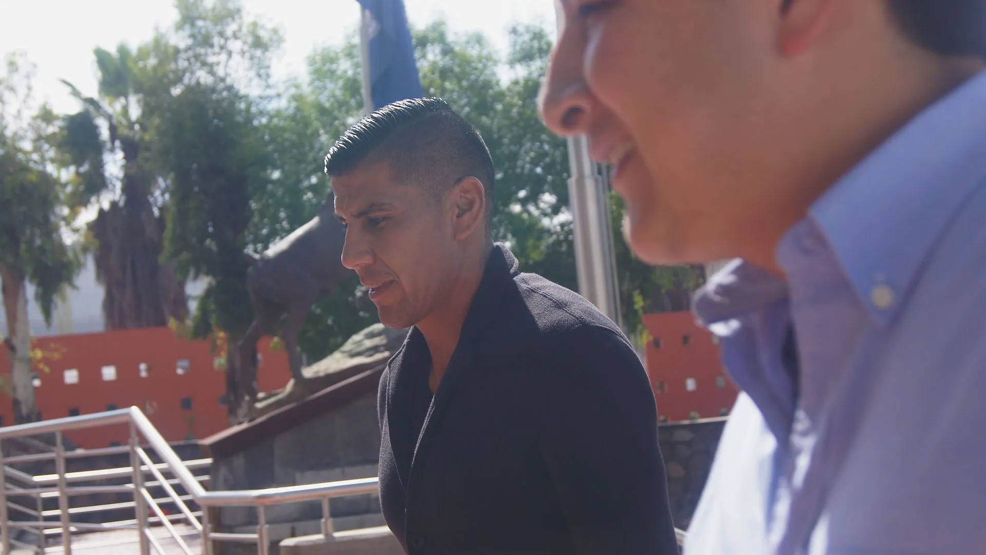 Carlos Salcido caminando frente al borrego del Tec.