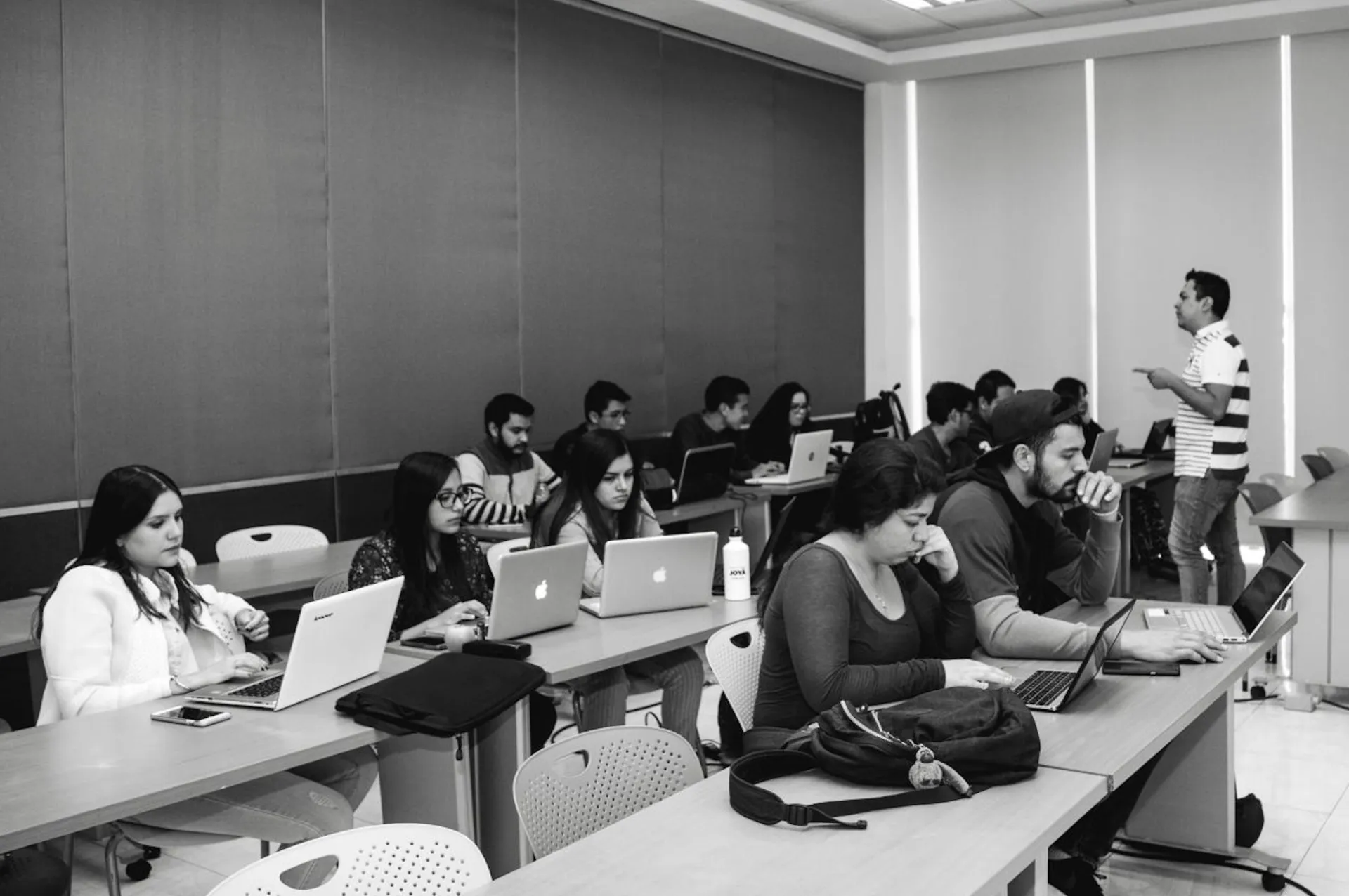 Alumnos aprendiendo a usar Software Arena 