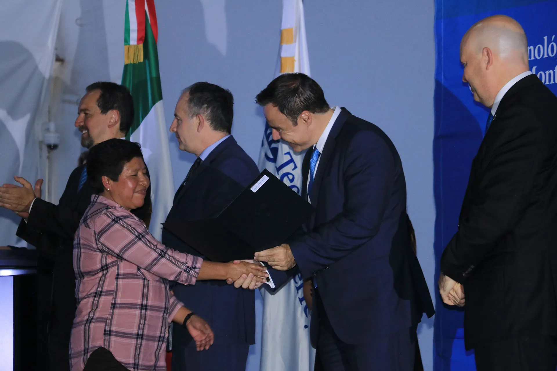 Bertha Cesario recibiendo su reconocimiento