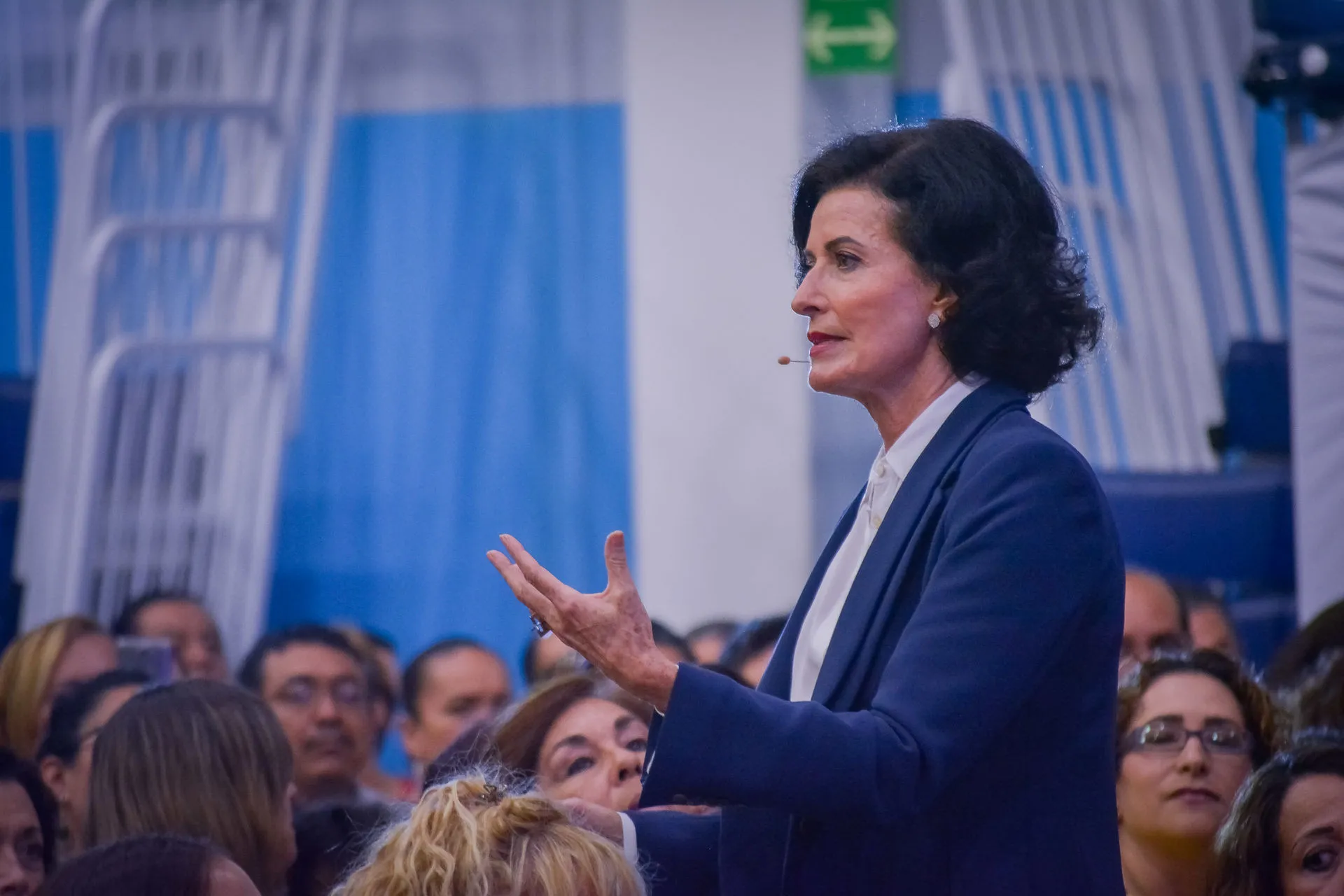 Gaby Vargas charlando con padres de familia.