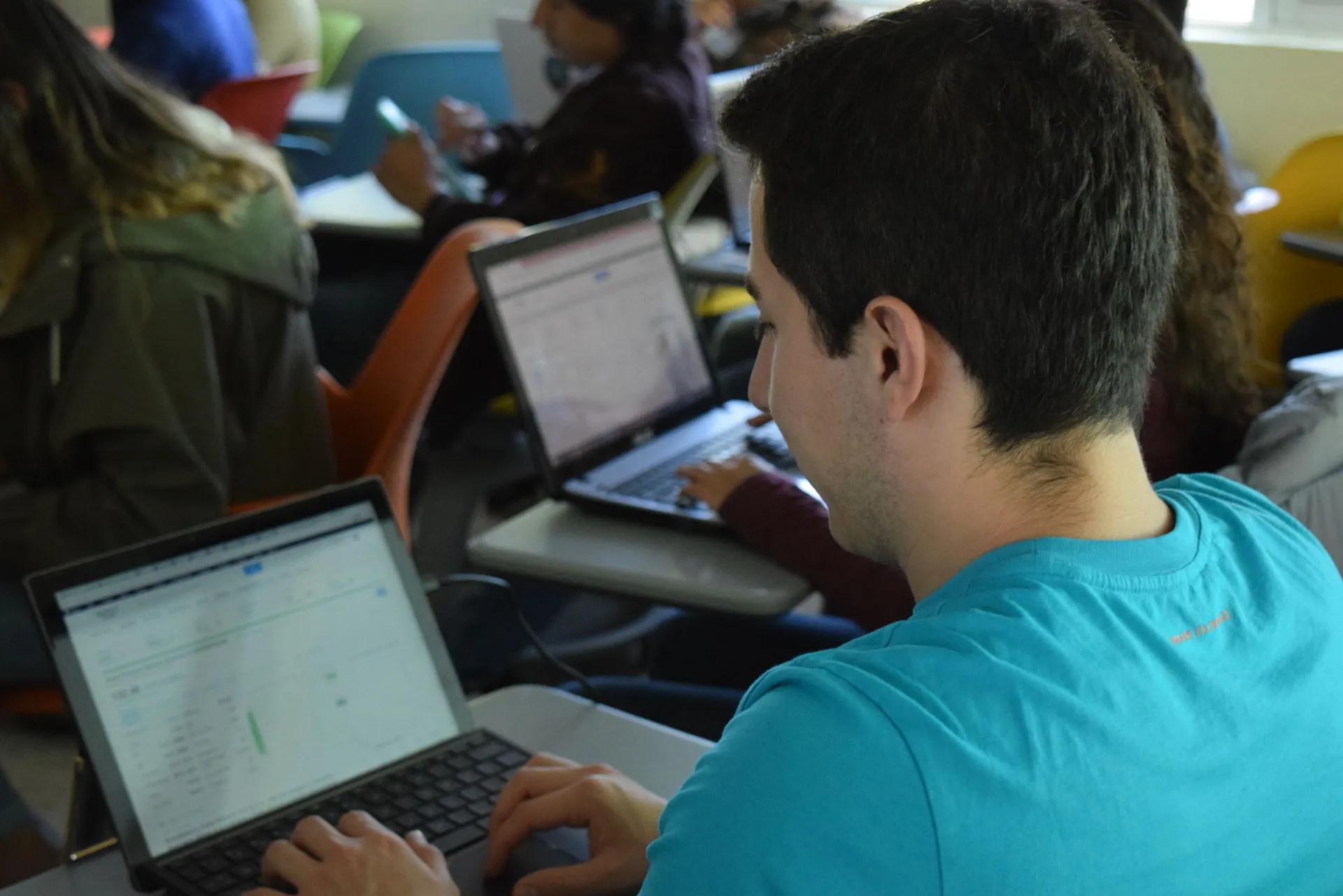 Alumno estudia el estado financiero de una empresa