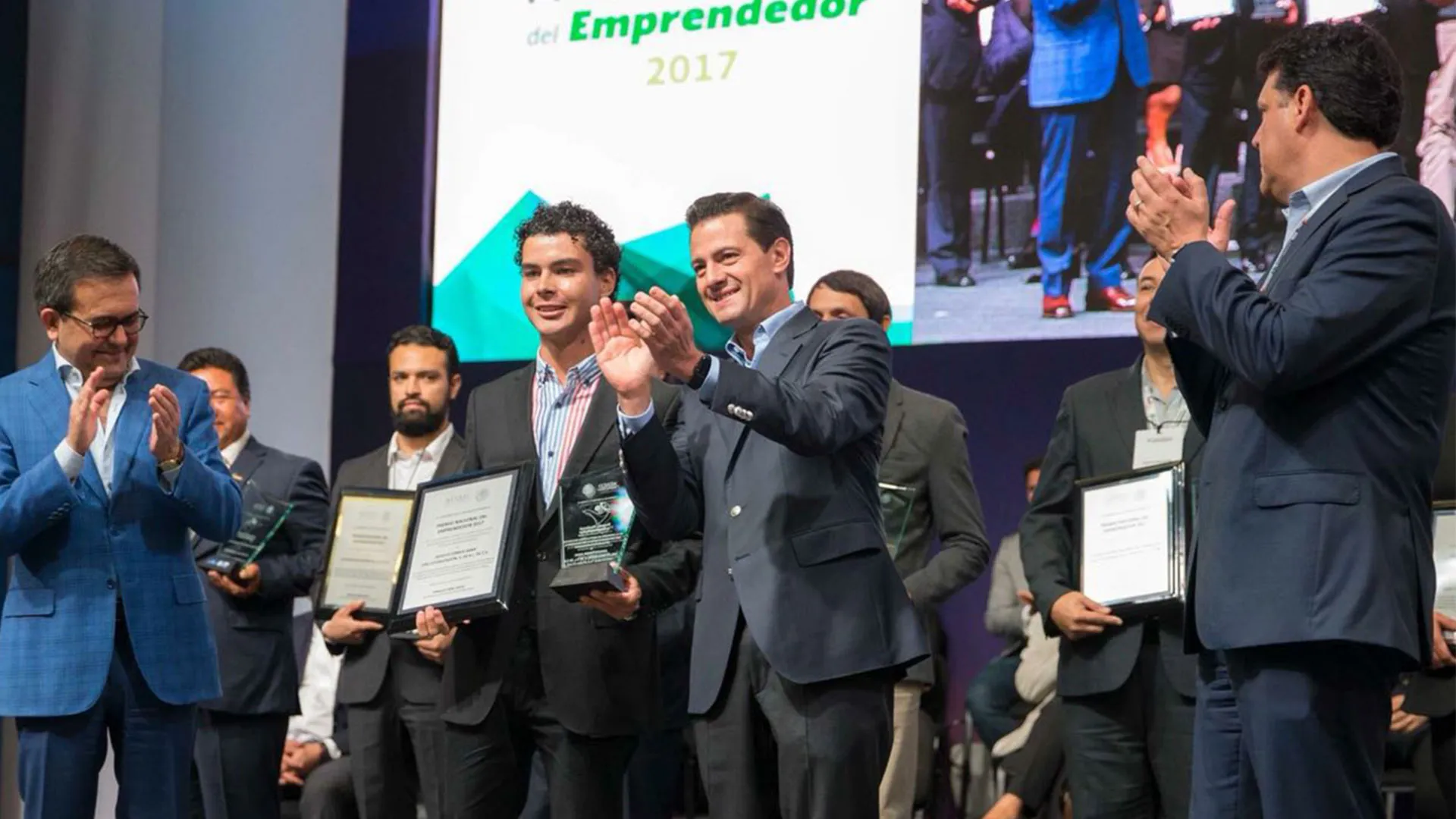 Gana Premio Nacional del Emprendedor por enseñar tecnología a niños