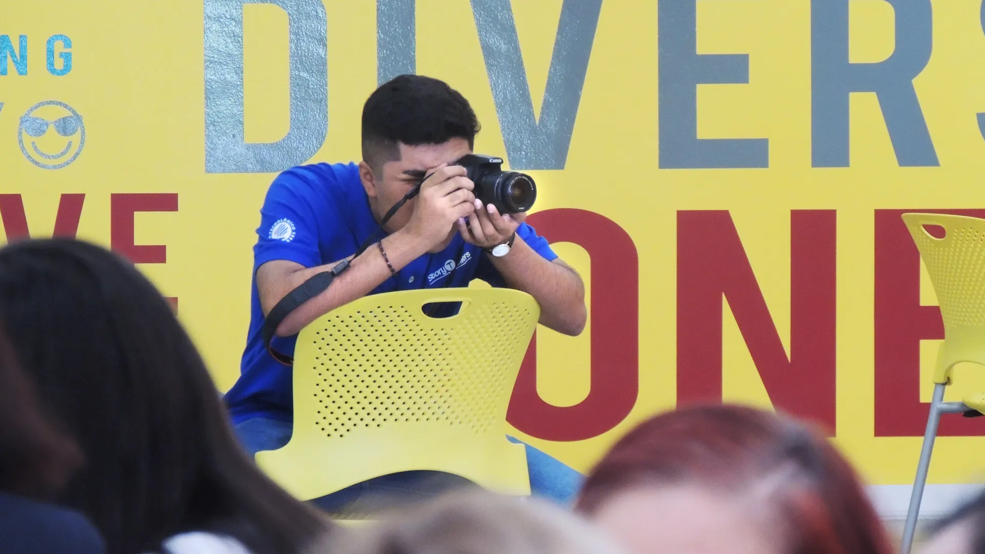 Harán Alonso tomando fotos como parte de su actividad