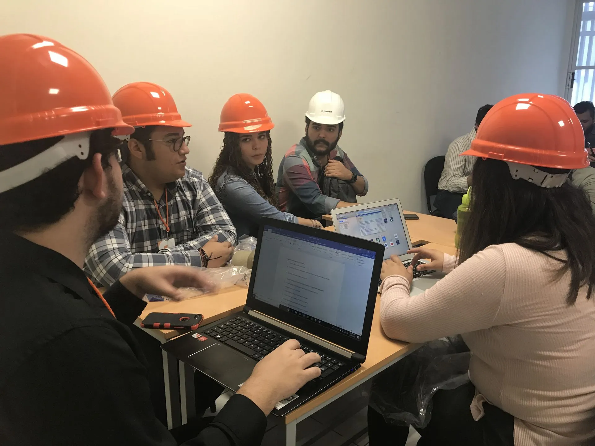 Alumnos de semana i colaborando en reto Fetasa 