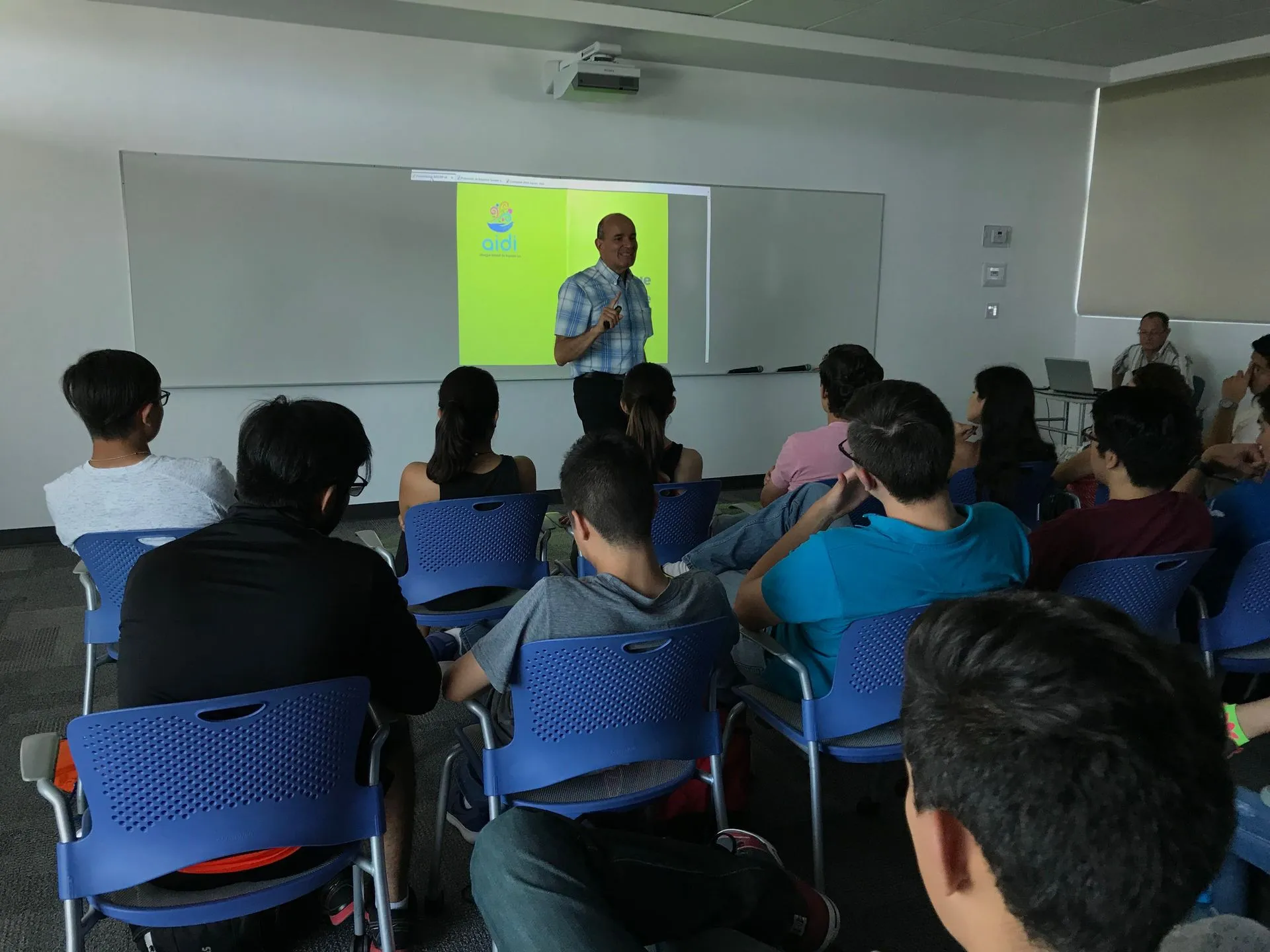 Roberto charlando con alumnos del tec