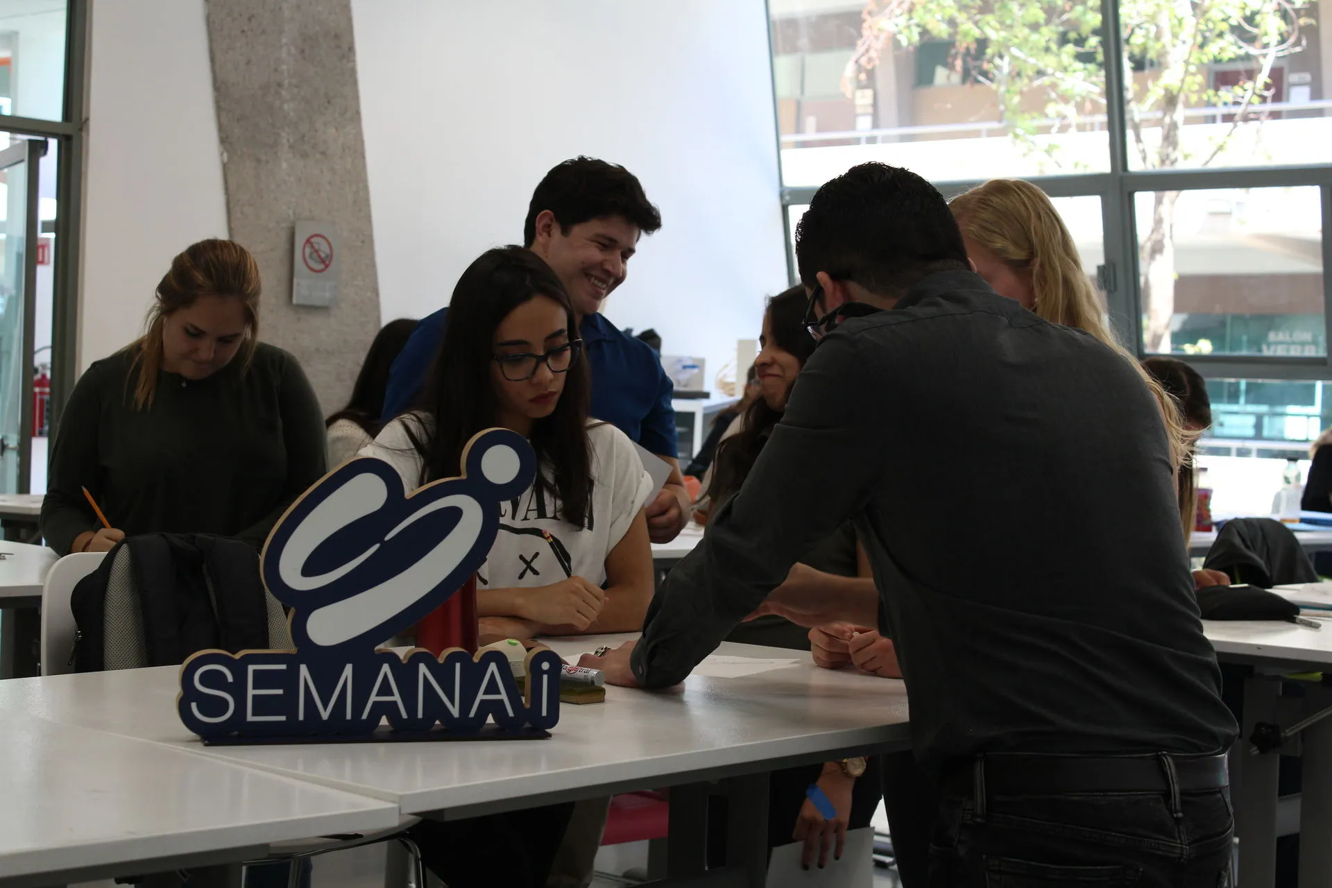 Alumnos del Tec de Monterrey trabajan en crear pictogramas.