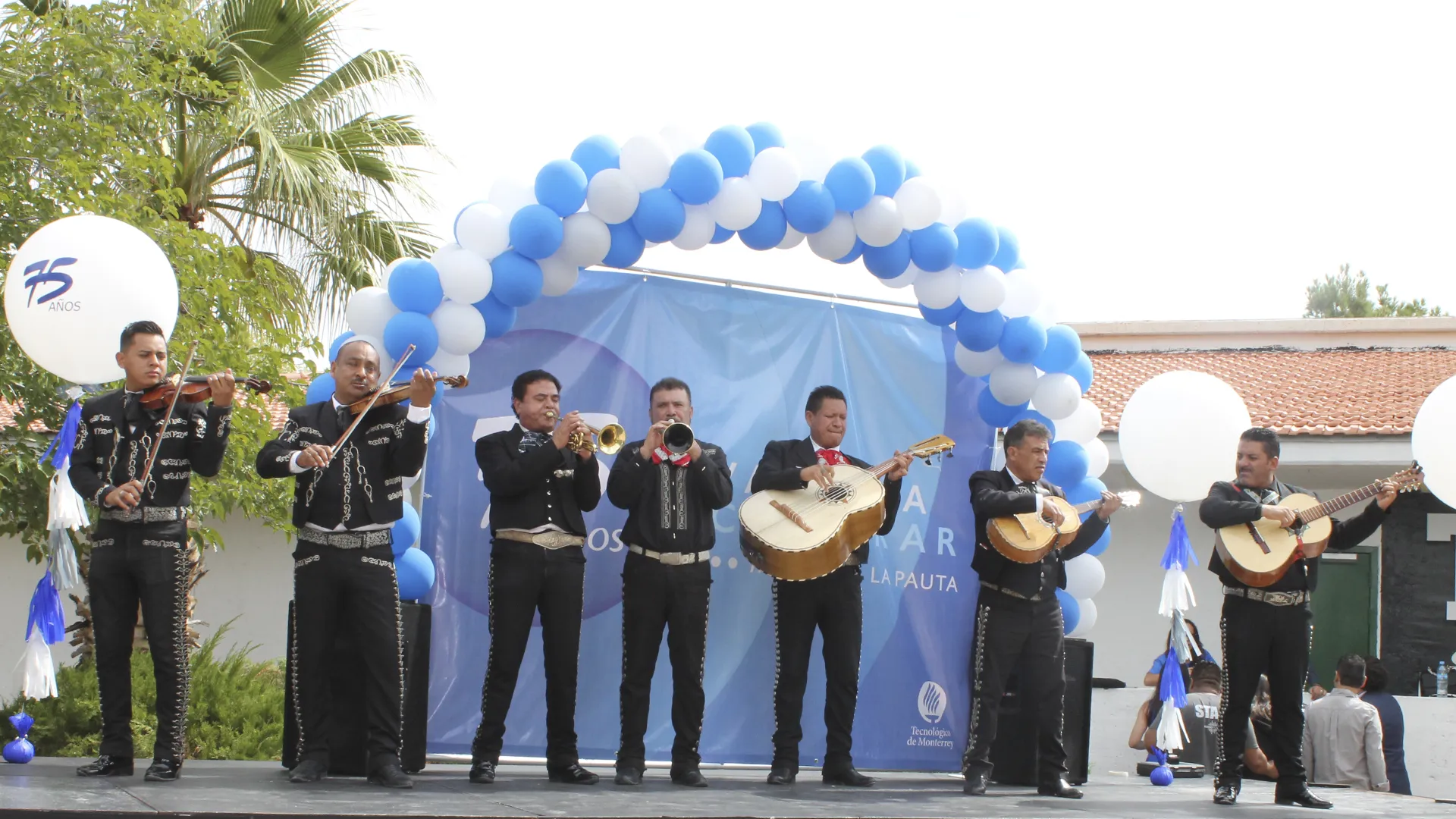 Marichi cantando las mañanitas