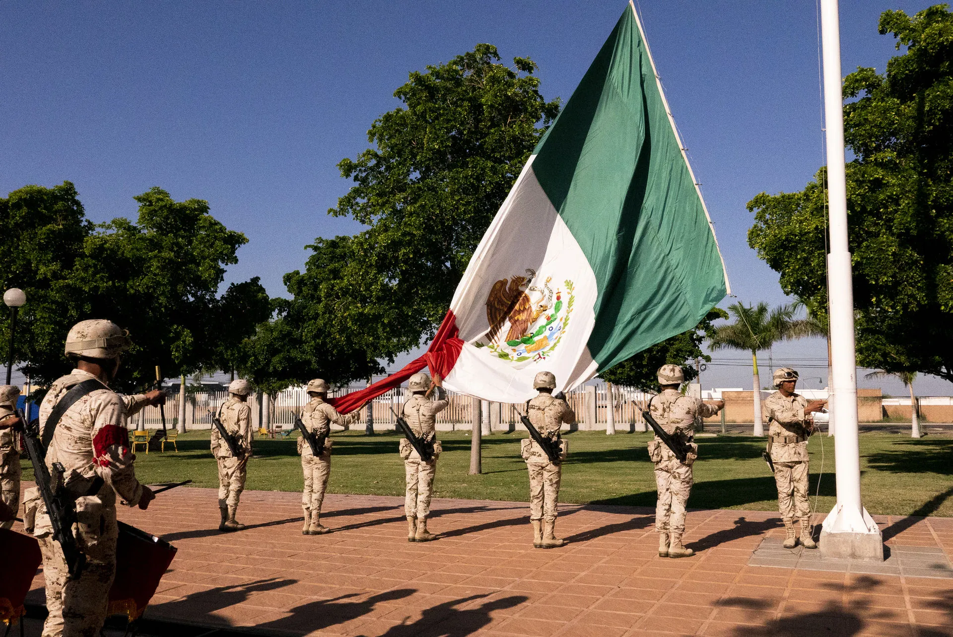 Izando la bandera de México