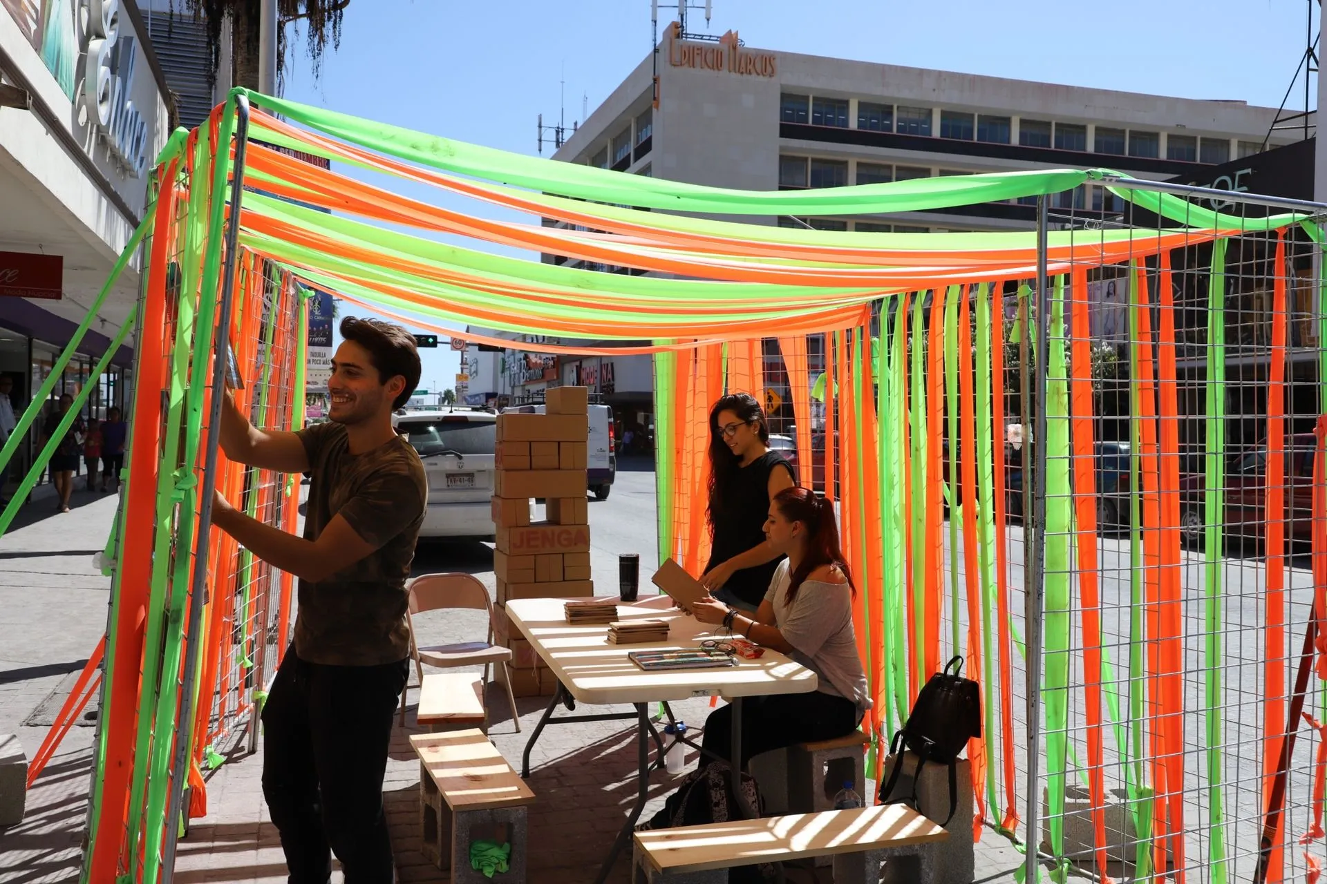 Convierten estacionamientos en áreas verdes 