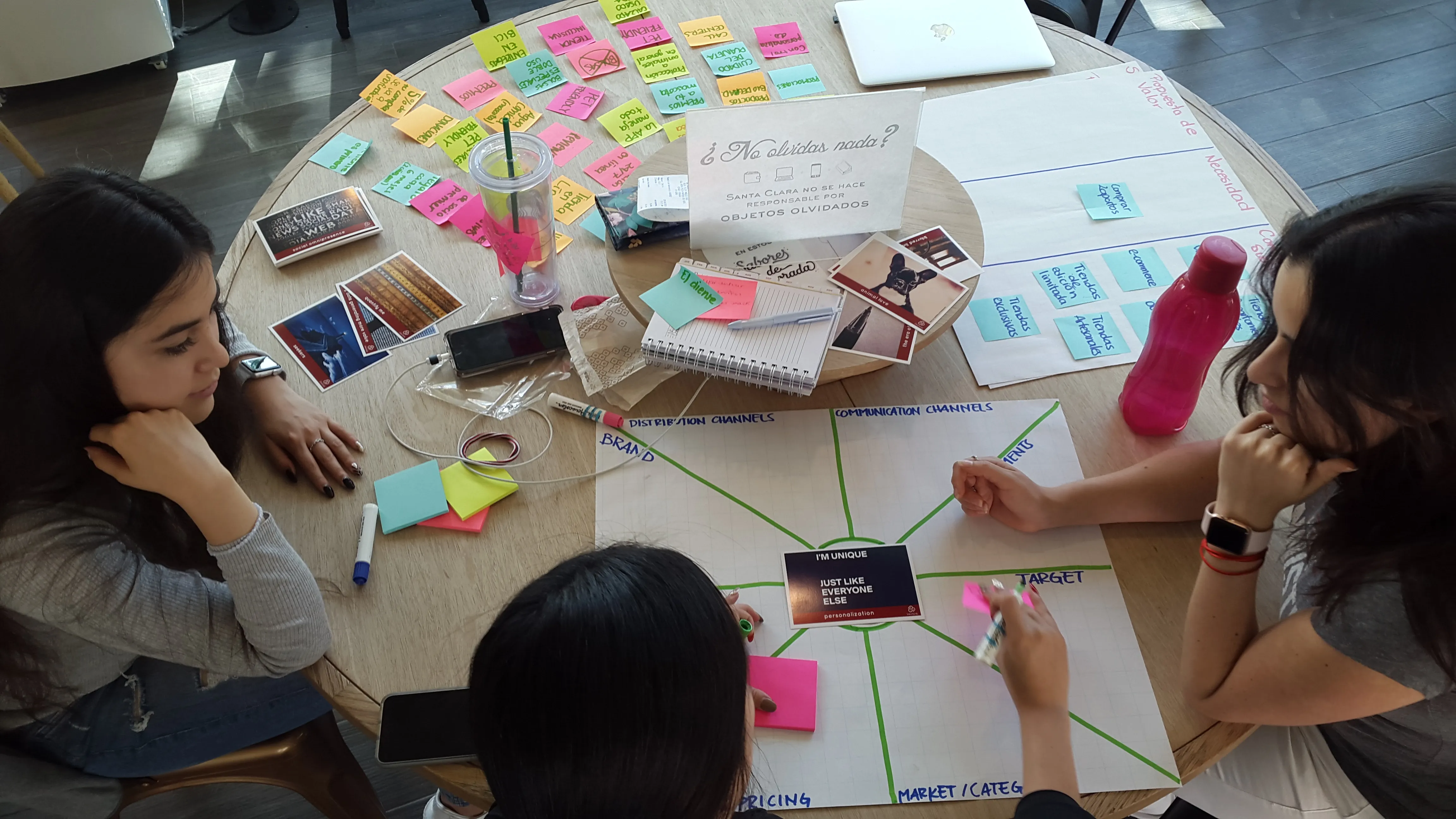 Estudiantes diseñando estrategias. 