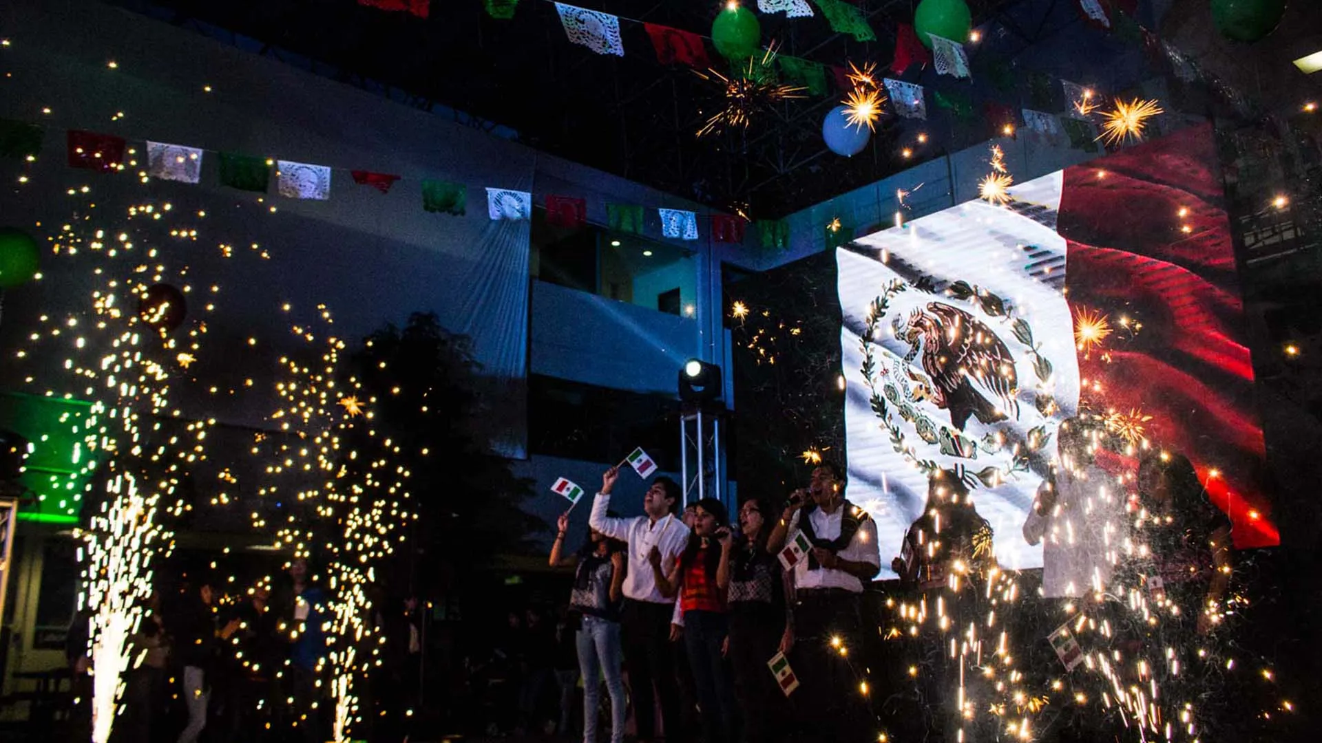 Fotografía del festejo de la noche mexicana en el TEC Toluca