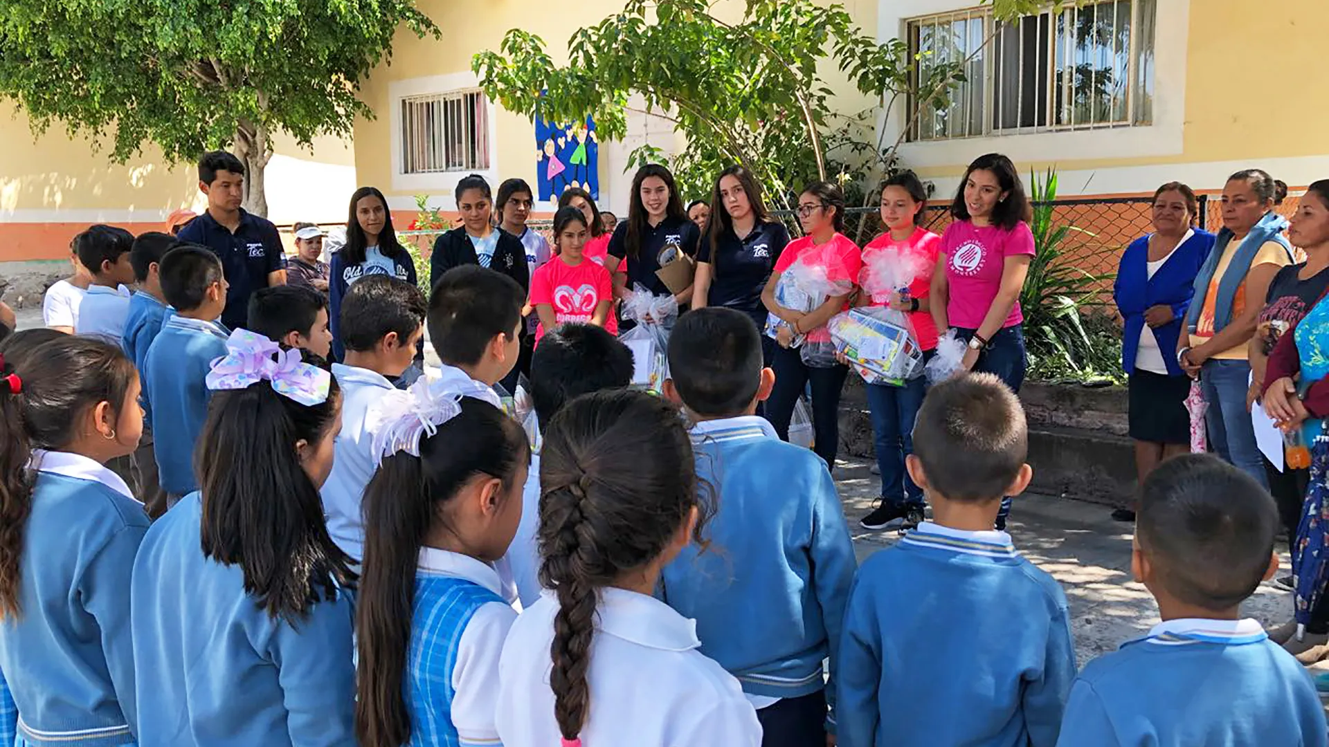 Entrega de útiles en escuela de Celaya, Gto