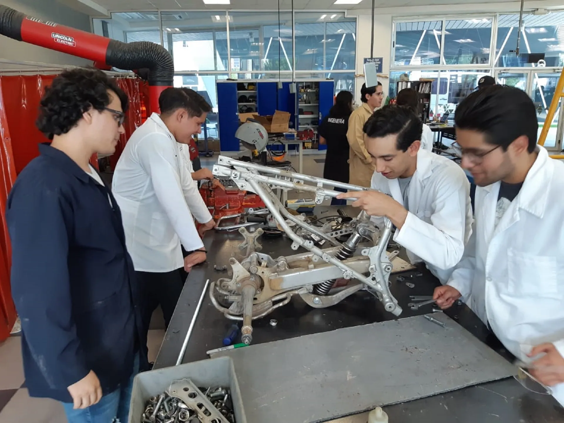 Alumnos trabando en el taller de mecánica