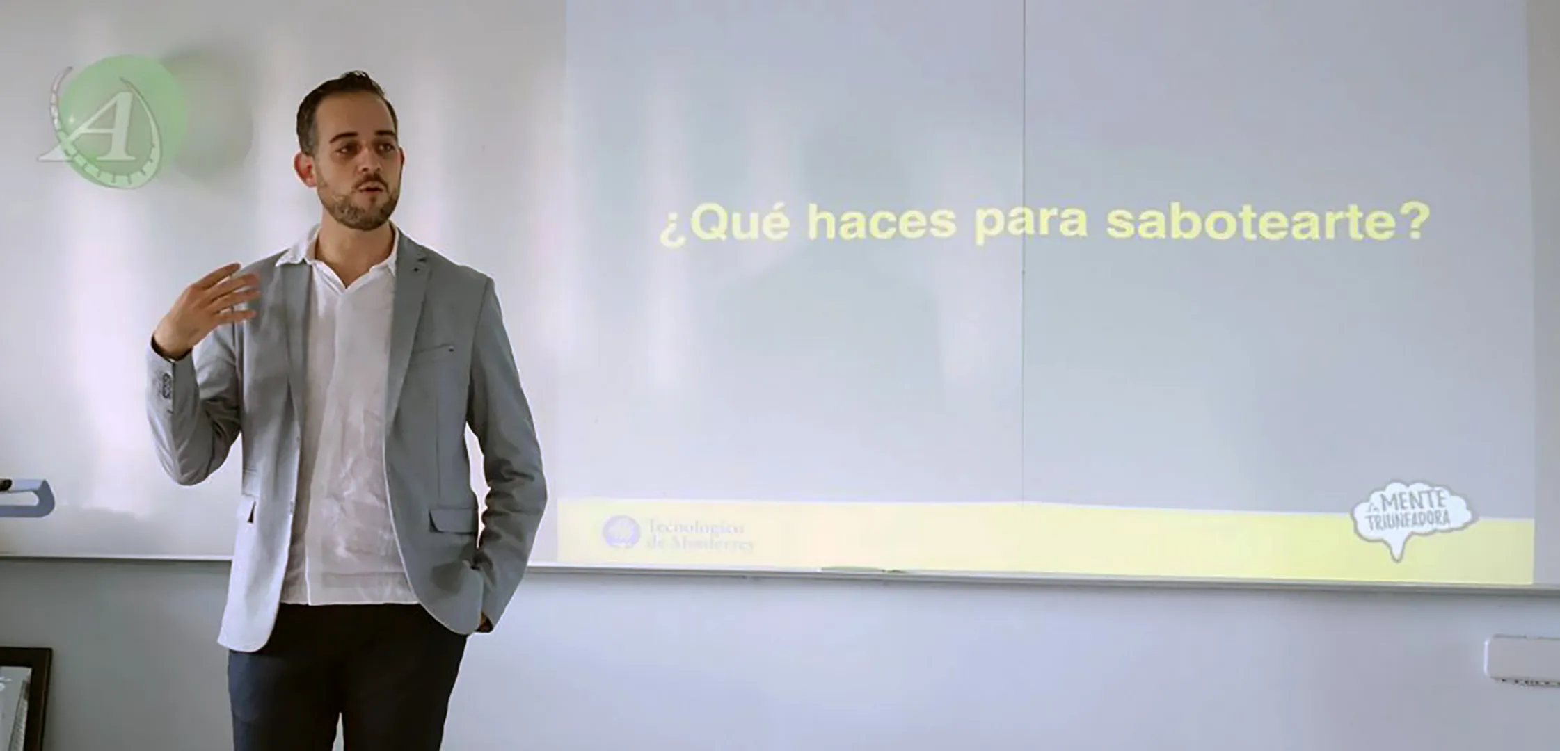 Profesor del campus Querétaro en clase con sus alumnos