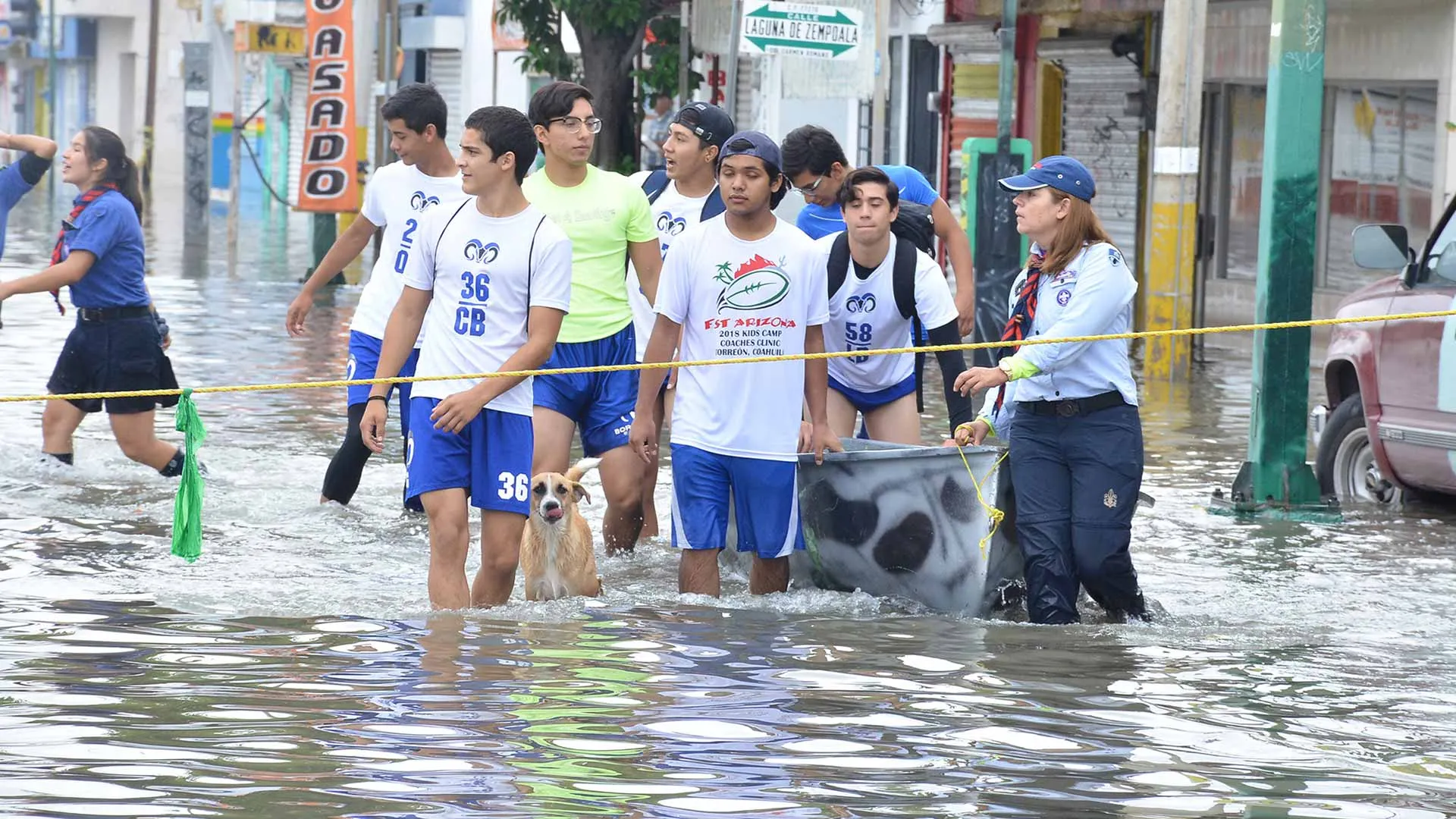 Estudiantes del Tec ayudando en inundación de Torreón