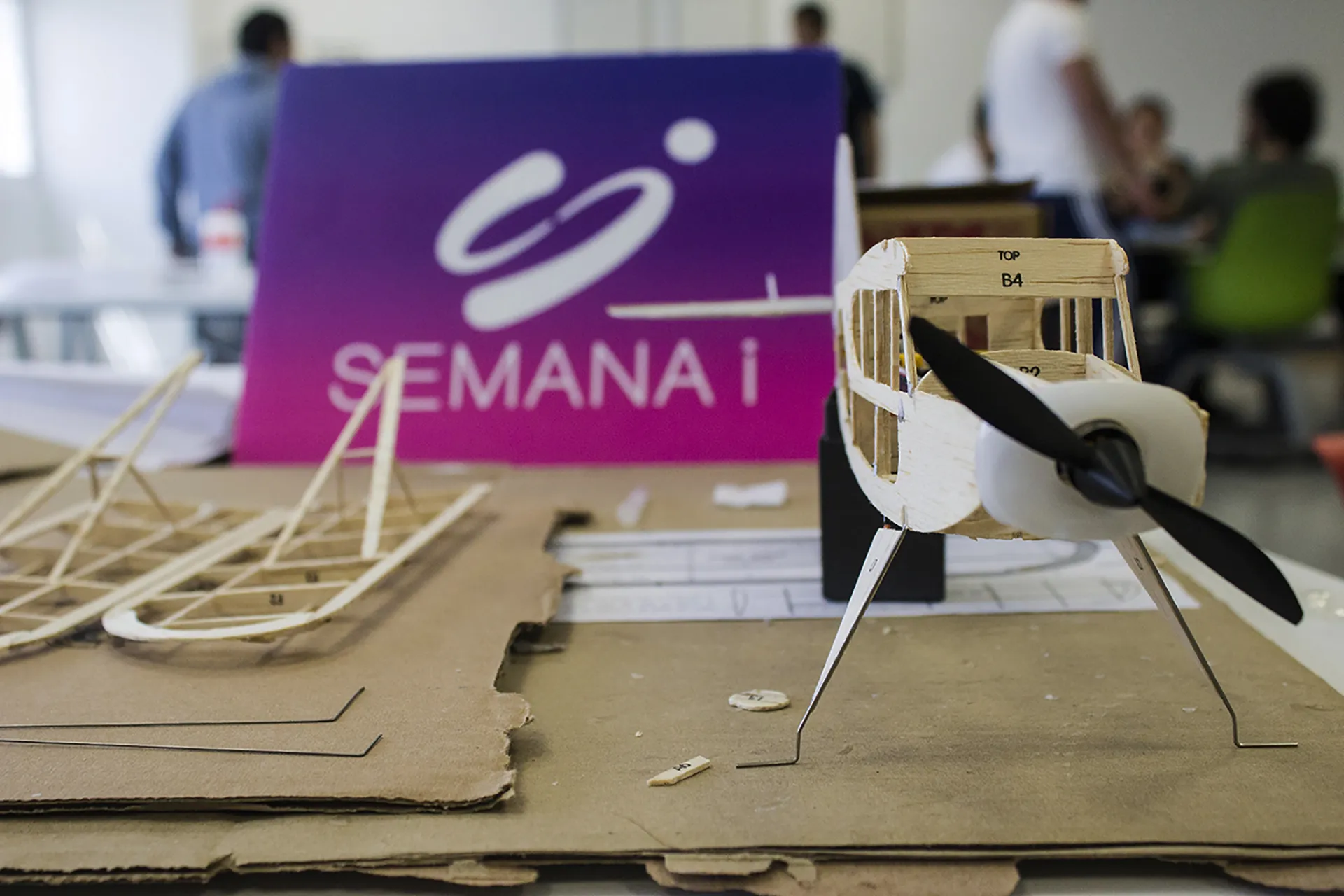 Armando un avión en la Semana i