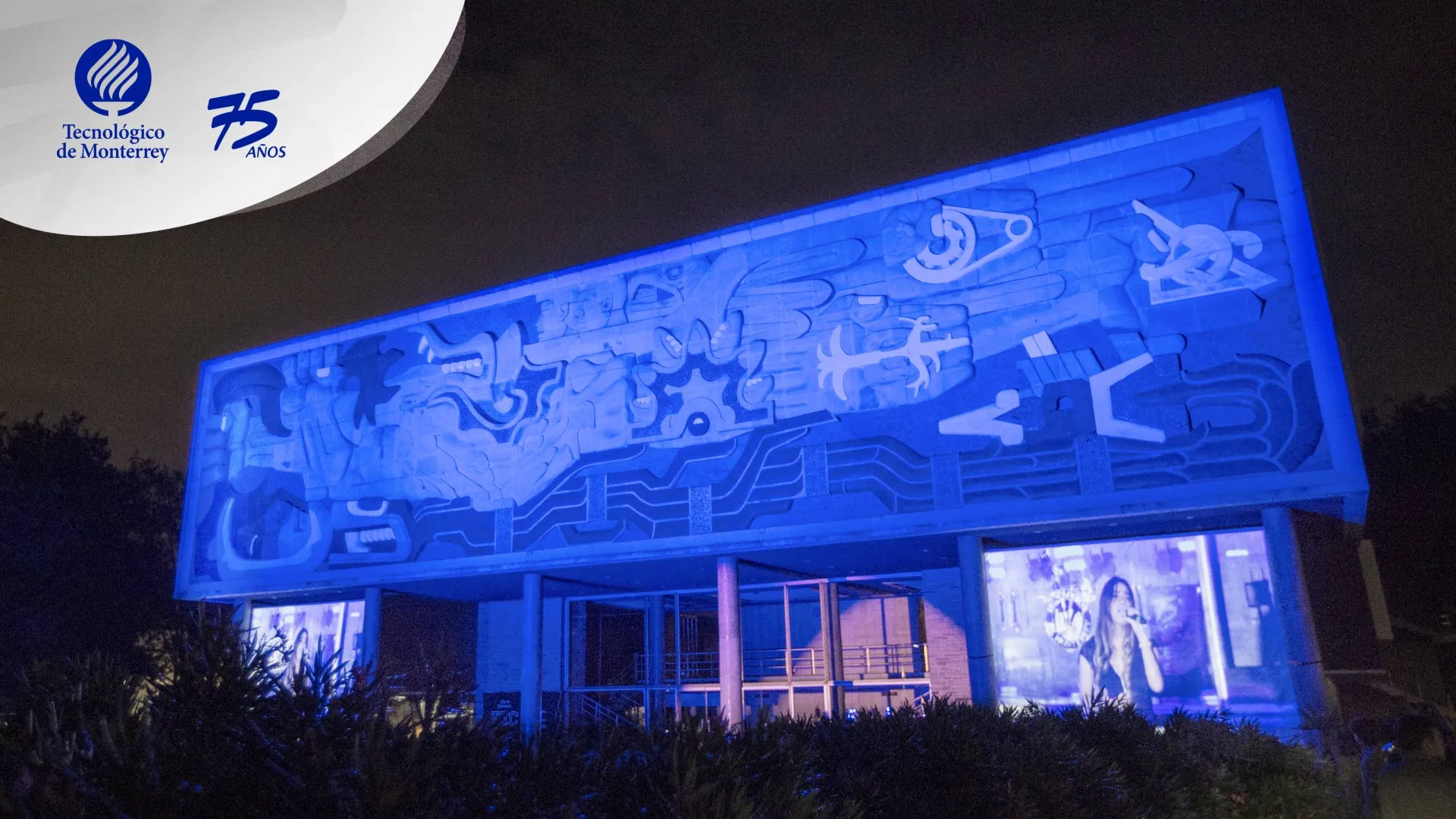 Rectoría se ilumina de azul por el #75añosTec (fotogalería)