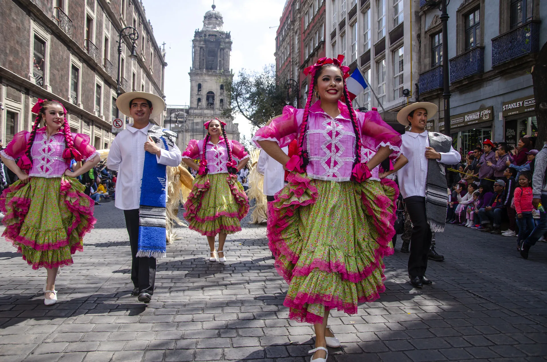 Ballet Folklórico en Desfile Alebrijes Monumentales