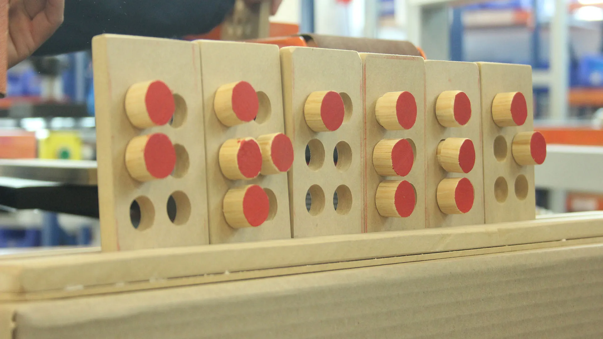 En esta fotografía se muestra como se escribe la palabra Braille en el sistema.