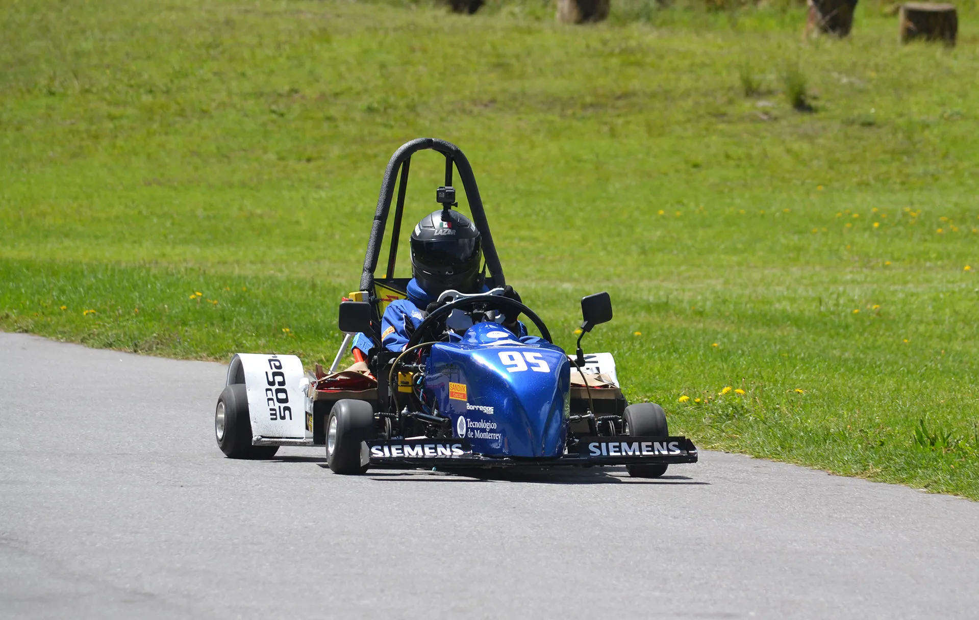 Auto que diseñaron añumnos de CCM