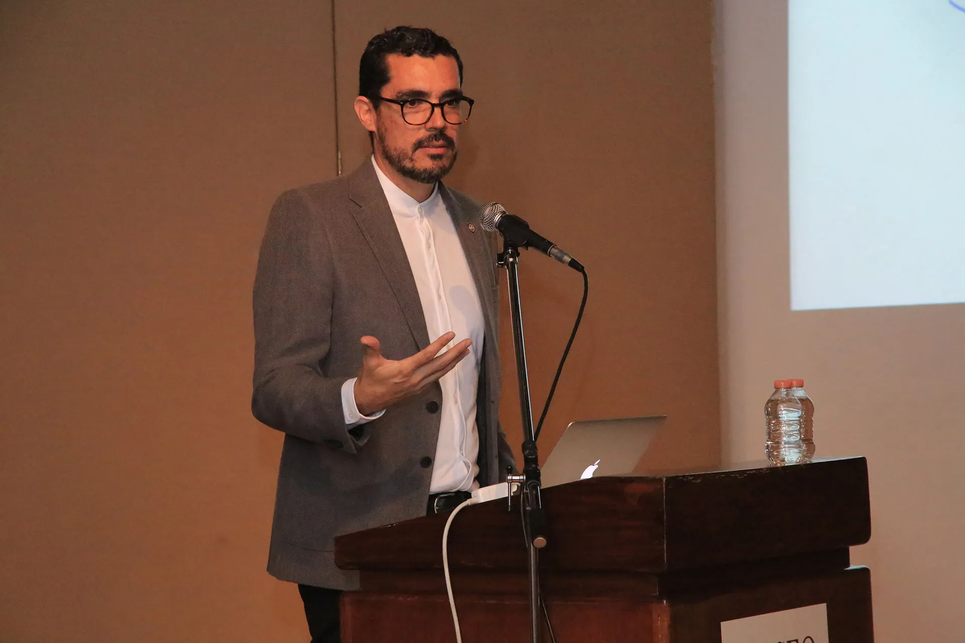 El decano de la Escuela de Arquitectura, Arte y Diseño