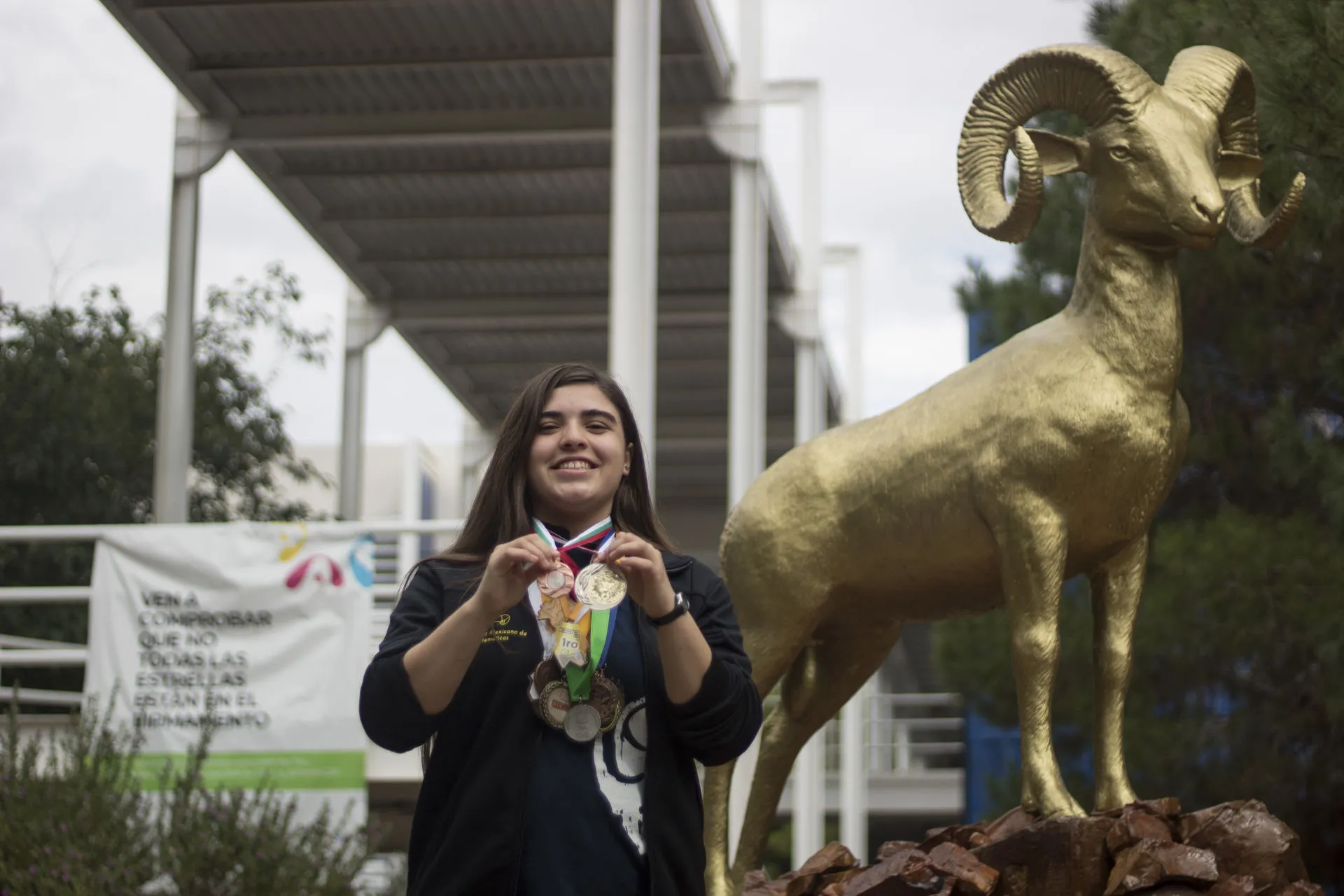 Katia García mostrando sus medallas