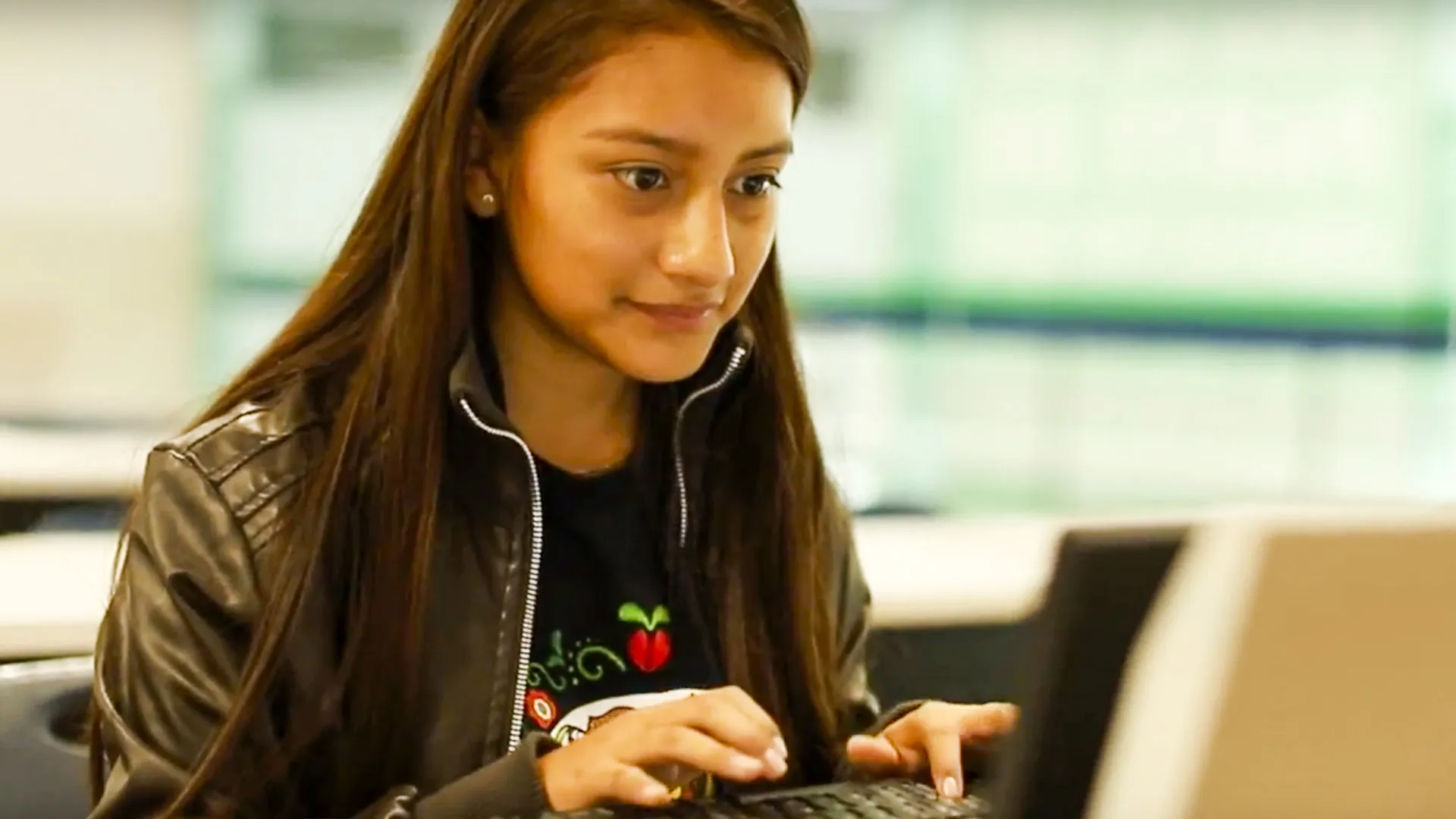 Gana Premio Nacional de la Juventud por luchar por culturas indígenas